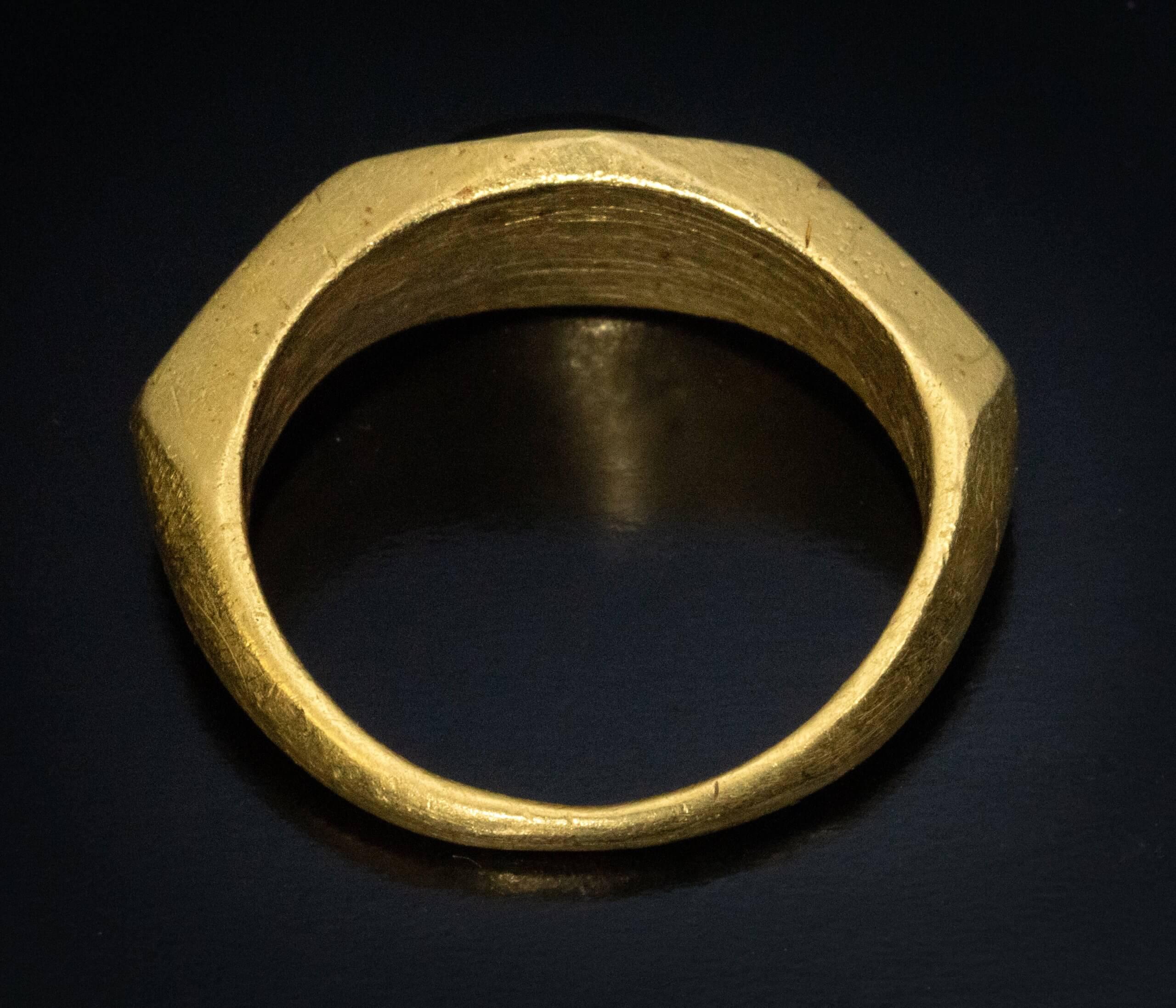 Antiker römischer Goldring mit Granat-Intaglio eines Pfaus, ca. 200 AD im Angebot 1