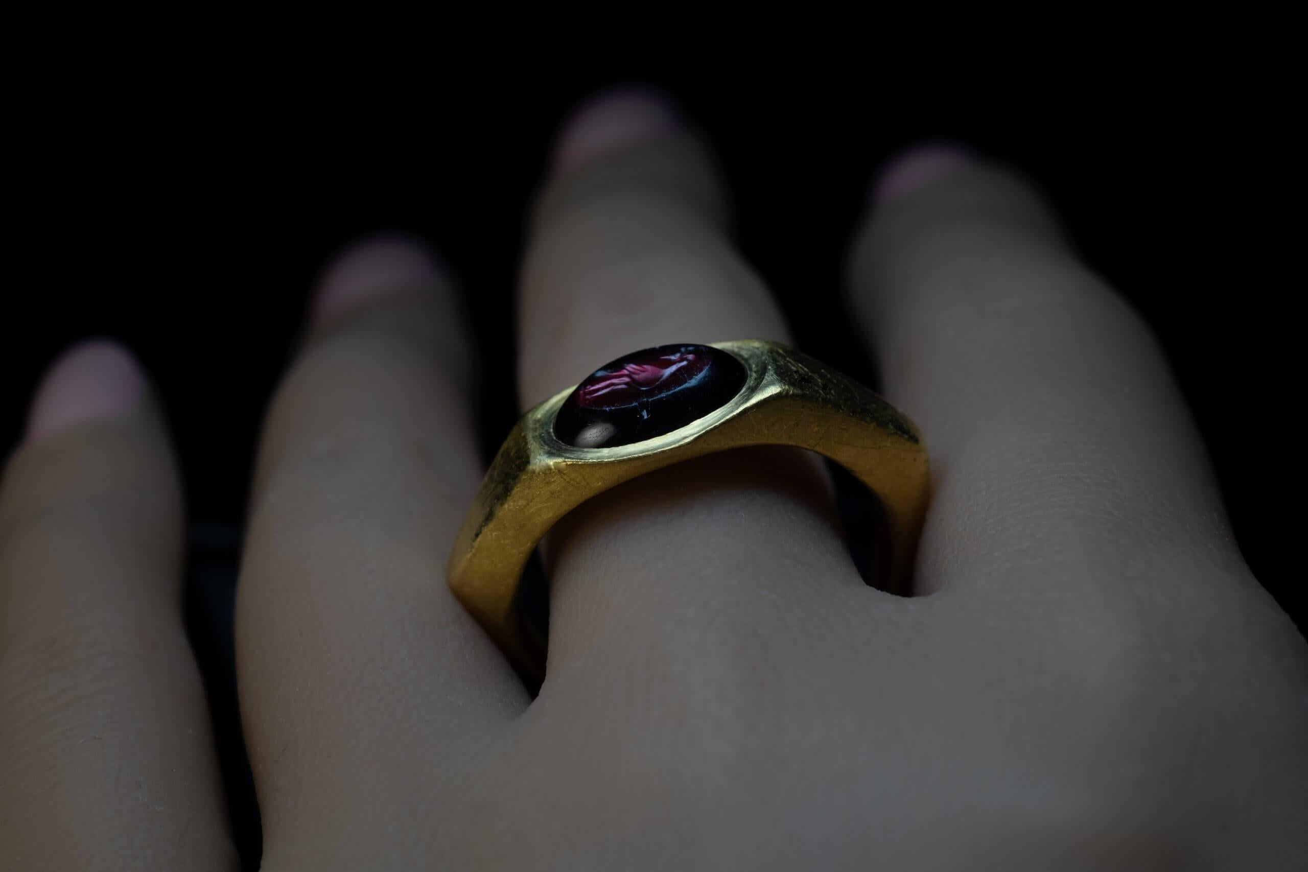 Antiker römischer Goldring mit Granat-Intaglio eines Pfaus, ca. 200 AD im Angebot 2