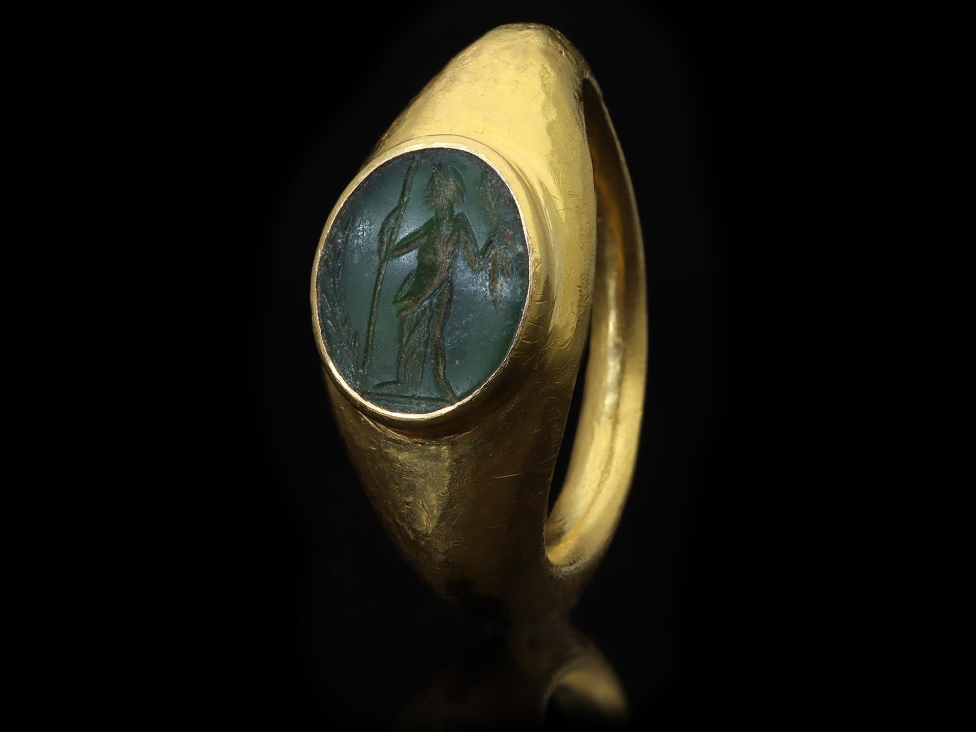 Women's or Men's Ancient Roman Gold Ring with Minerva Intaglio, 3rd-4th Century AD For Sale