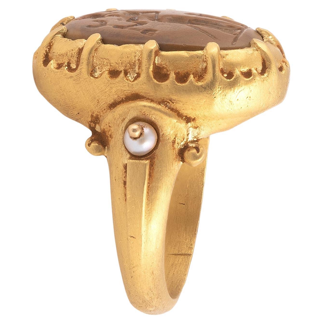 Seltener antiker römischer Goldring mit verzierter Schulter und Intagliostein mit dem Gott Neptun, der einen Triton hält.
Datum: ca. 2. Jahrhundert n. Chr
Abmessungen: 19 mm x 14mm Stichtiefdruck  19,21 Gramm. 
Größe: 7 1/2