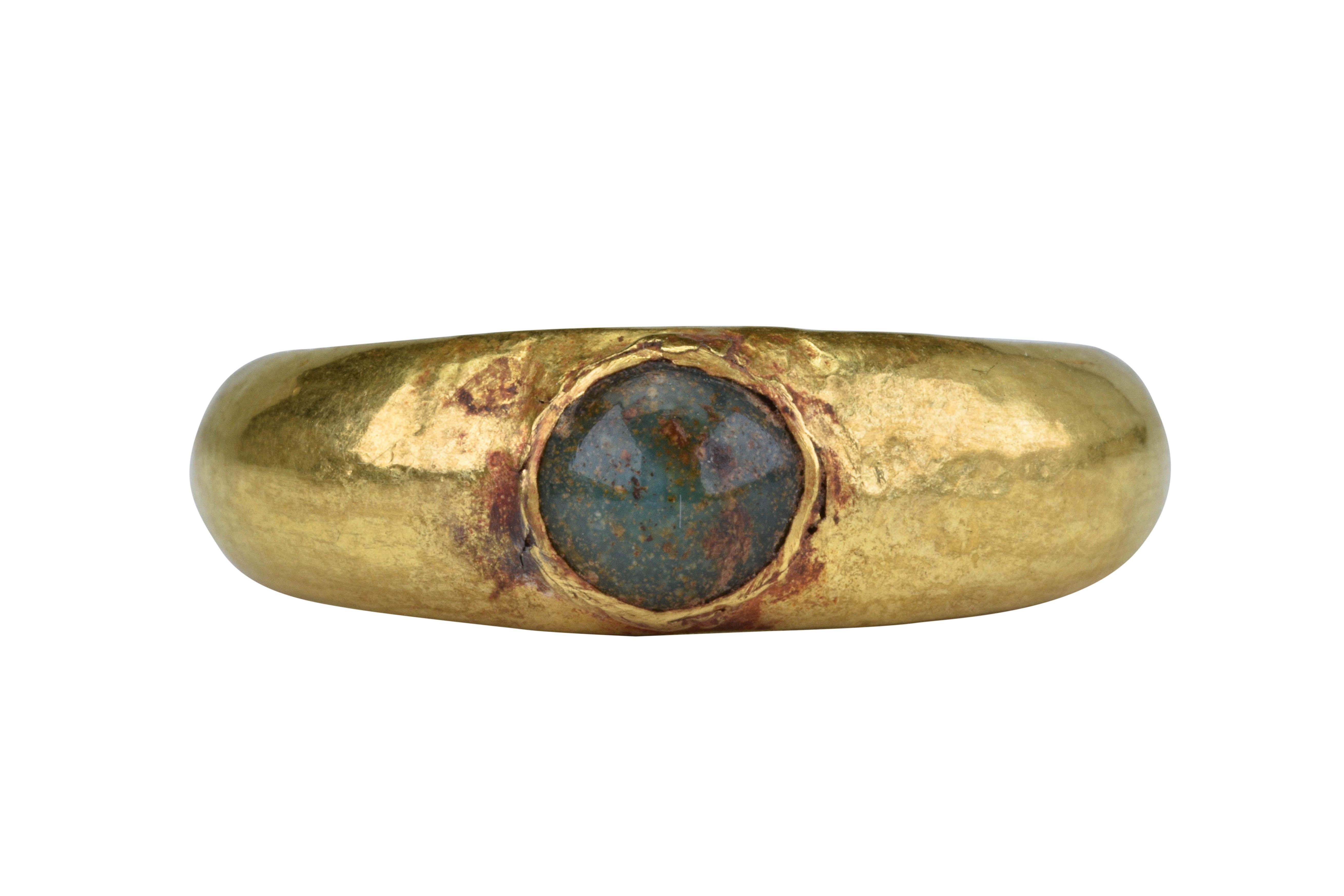 Antiker römischer Siegelring aus Gold mit Smaragdstein

Ca. 100-300 ADS

Ein altrömischer Goldfingerring mit rundem, sich nach hinten verjüngendem, kantigem Band. Lünette mit einem Smaragdstein besetzt.

Größe: D: 14.05mm / US: 3 / UK: F;