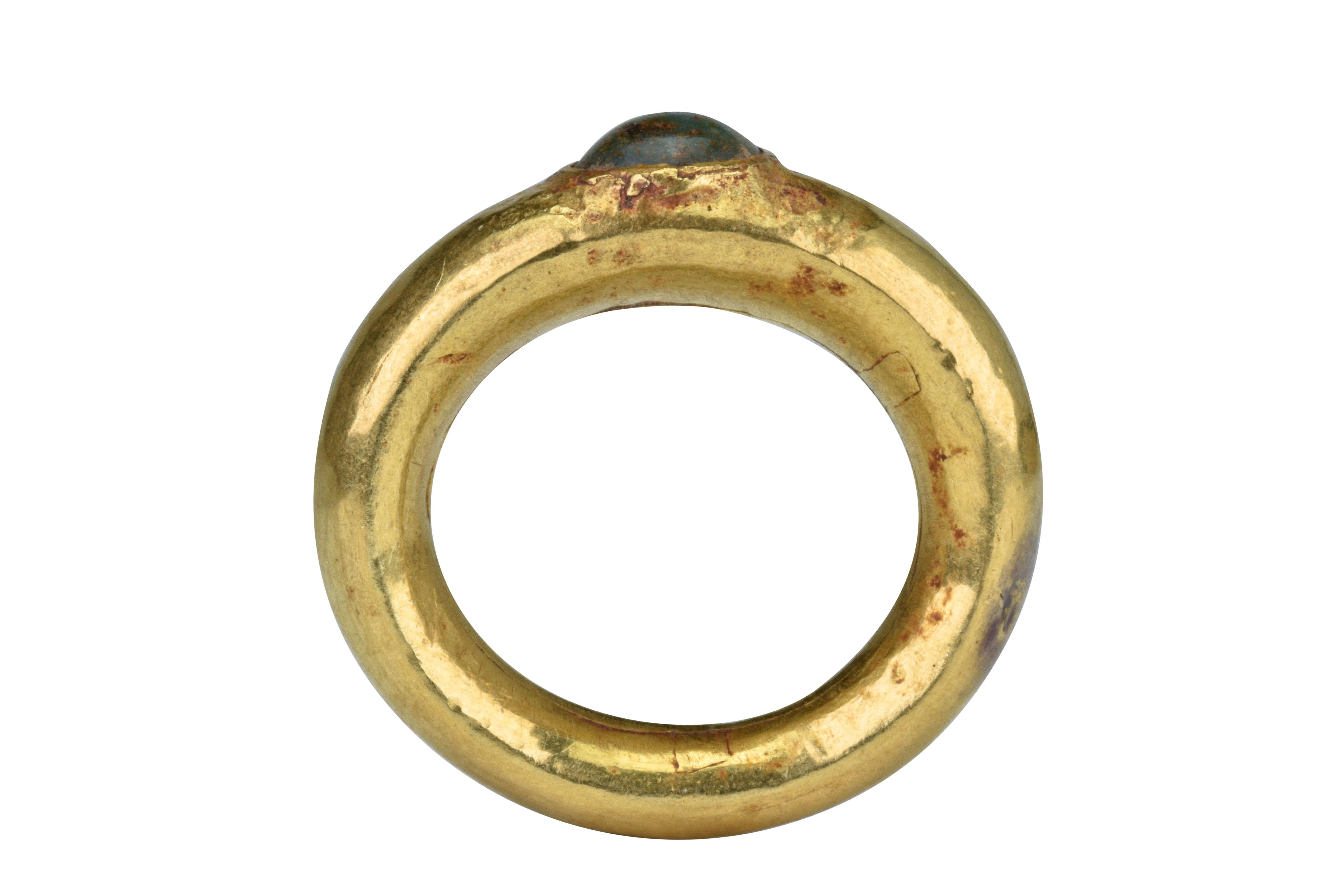 Antiker römischer Siegelring aus Gold mit Smaragdstein (Klassisch-römisch) im Angebot