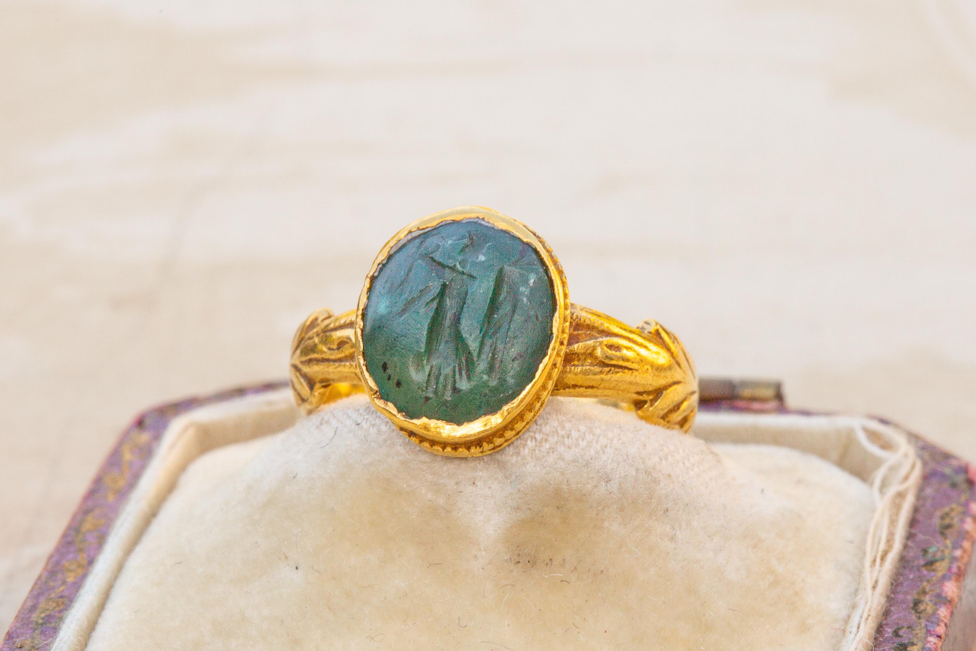 Ancient Roman Green Chalcedony Plasma Intaglio Ring of Goddess Victoria Nike  In Good Condition For Sale In London, GB