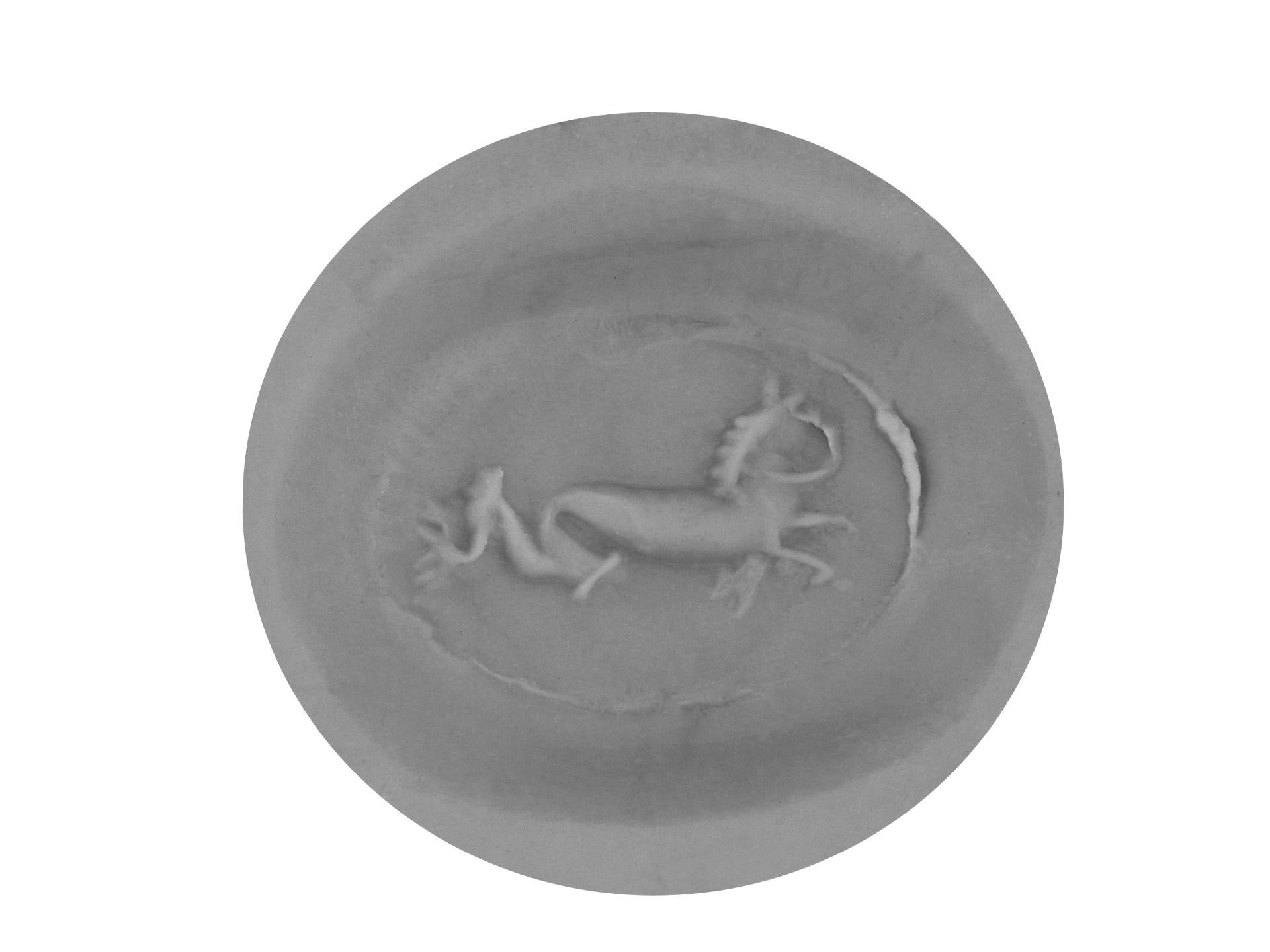 Bague romaine antique en intaille Hippocampus, vers 150-250 ADS. Unisexe en vente