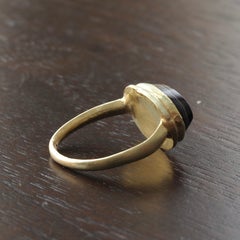 Anillo romano antiguo de oro con grabado en intaglio que representa un par de hormigas