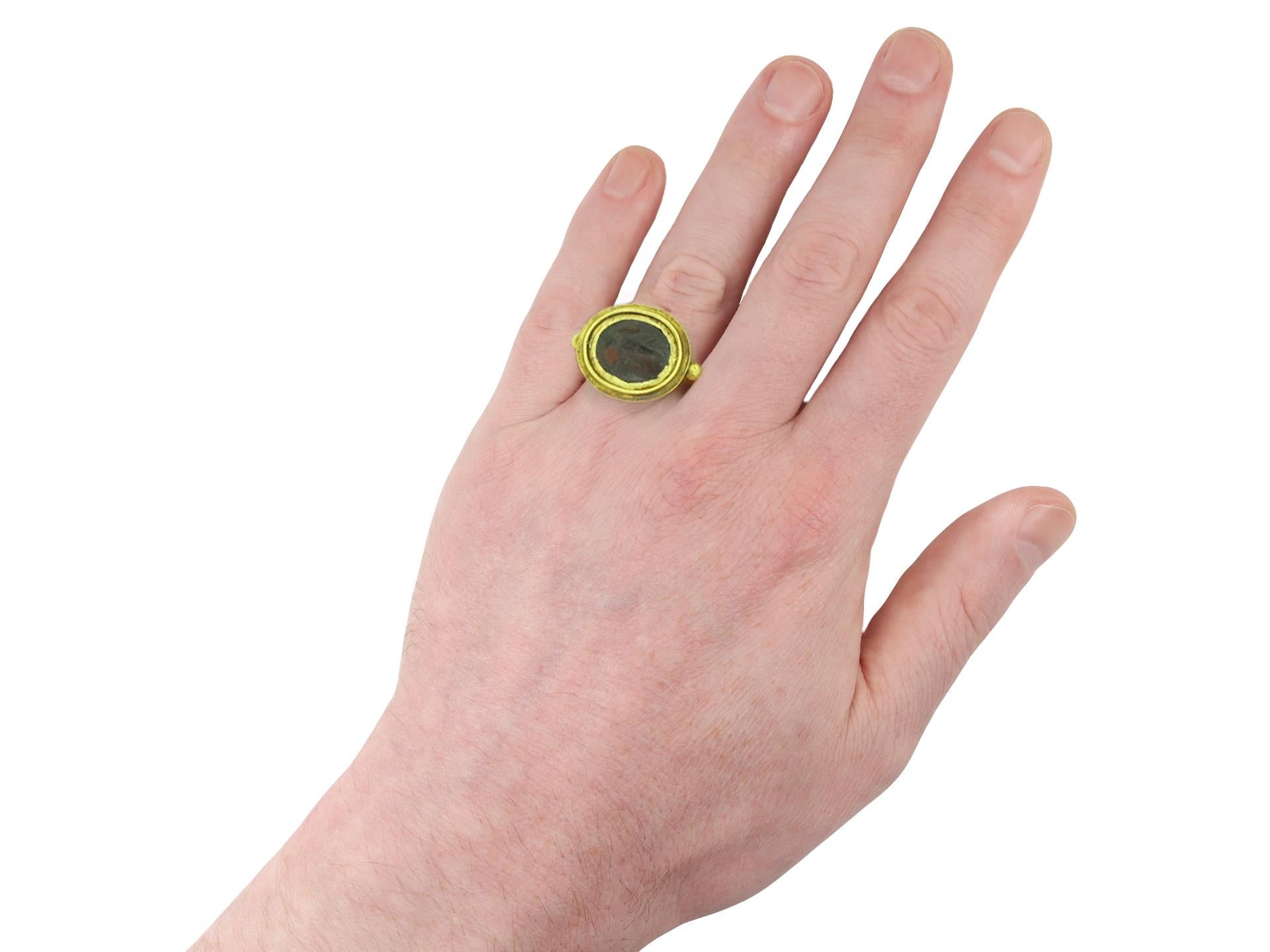 Ancient Roman intaglio Victory ring, circa 1st century AD In Good Condition For Sale In London, GB