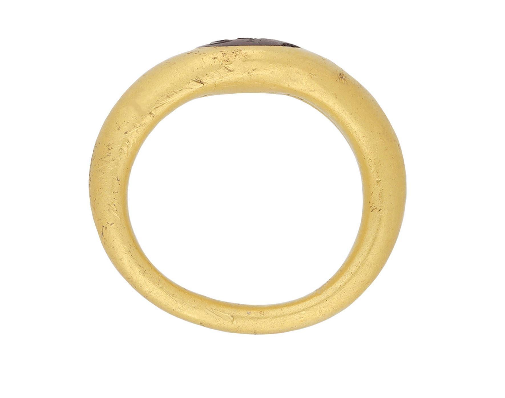 Ancient Roman Kneeling Athlete intaglio, 1st-2nd century AD. In Fair Condition For Sale In London, GB