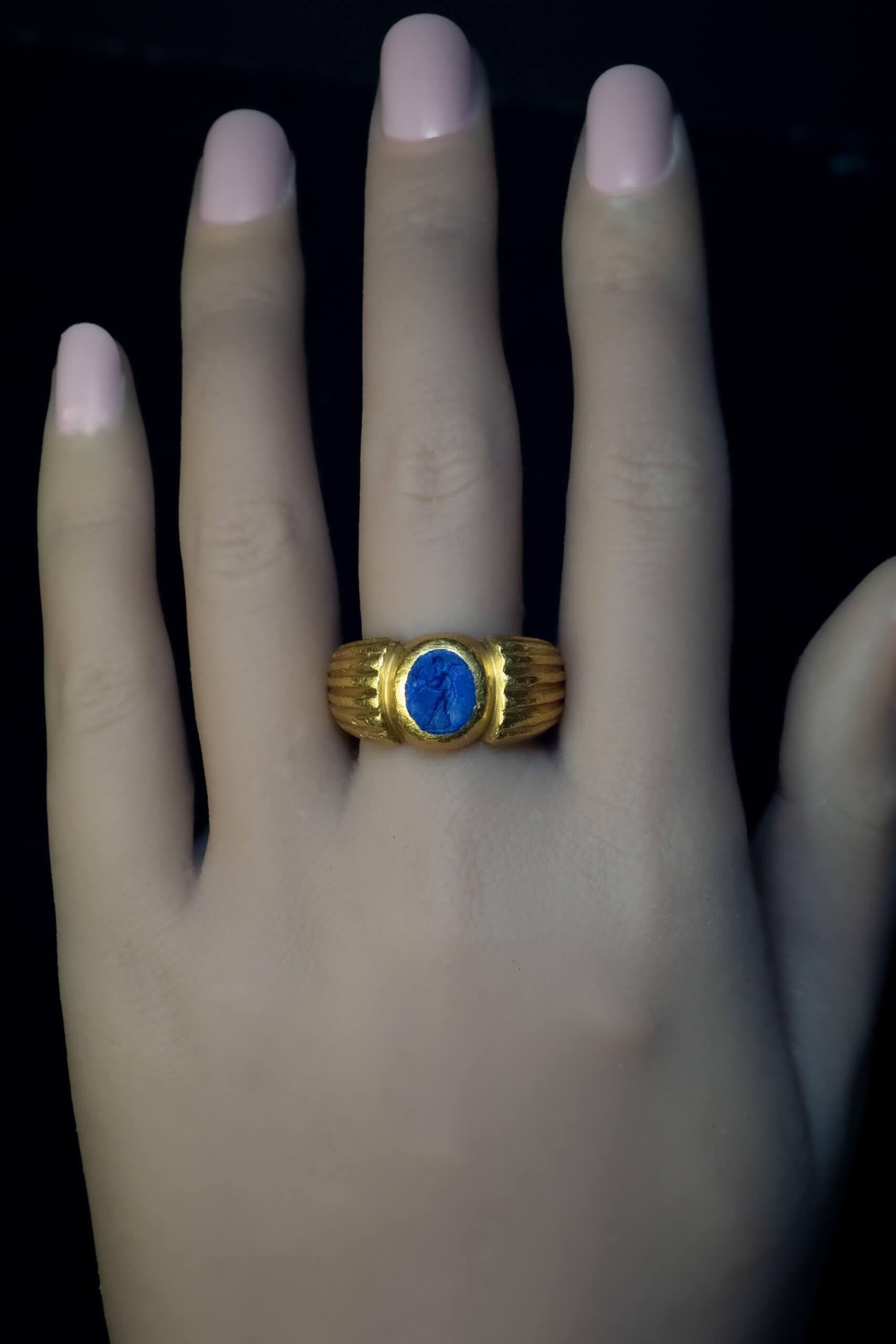Classical Roman Ancient Roman Lapis Lazuli Intaglio Gold Ring c.2nd Century AD For Sale