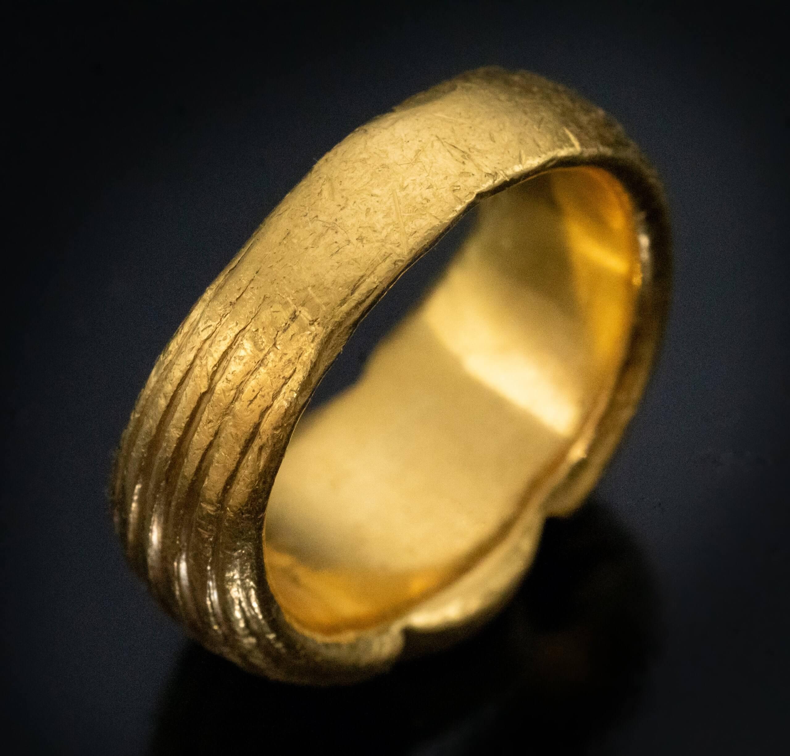 Women's or Men's Ancient Roman Lapis Lazuli Intaglio Gold Ring c.2nd Century AD For Sale