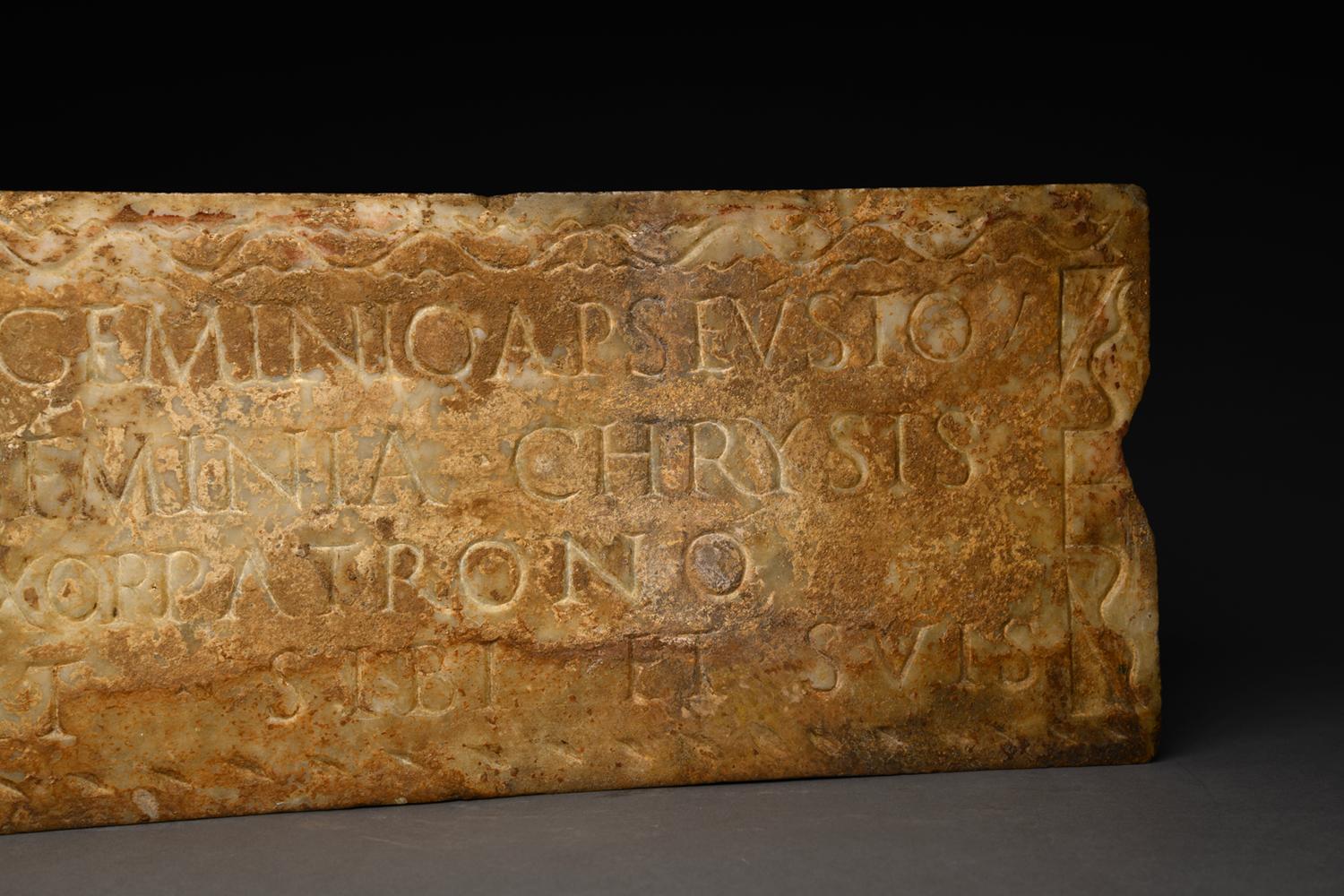 XVIIIe siècle et antérieur Ancient Roman Marble Inscribed Panel en vente