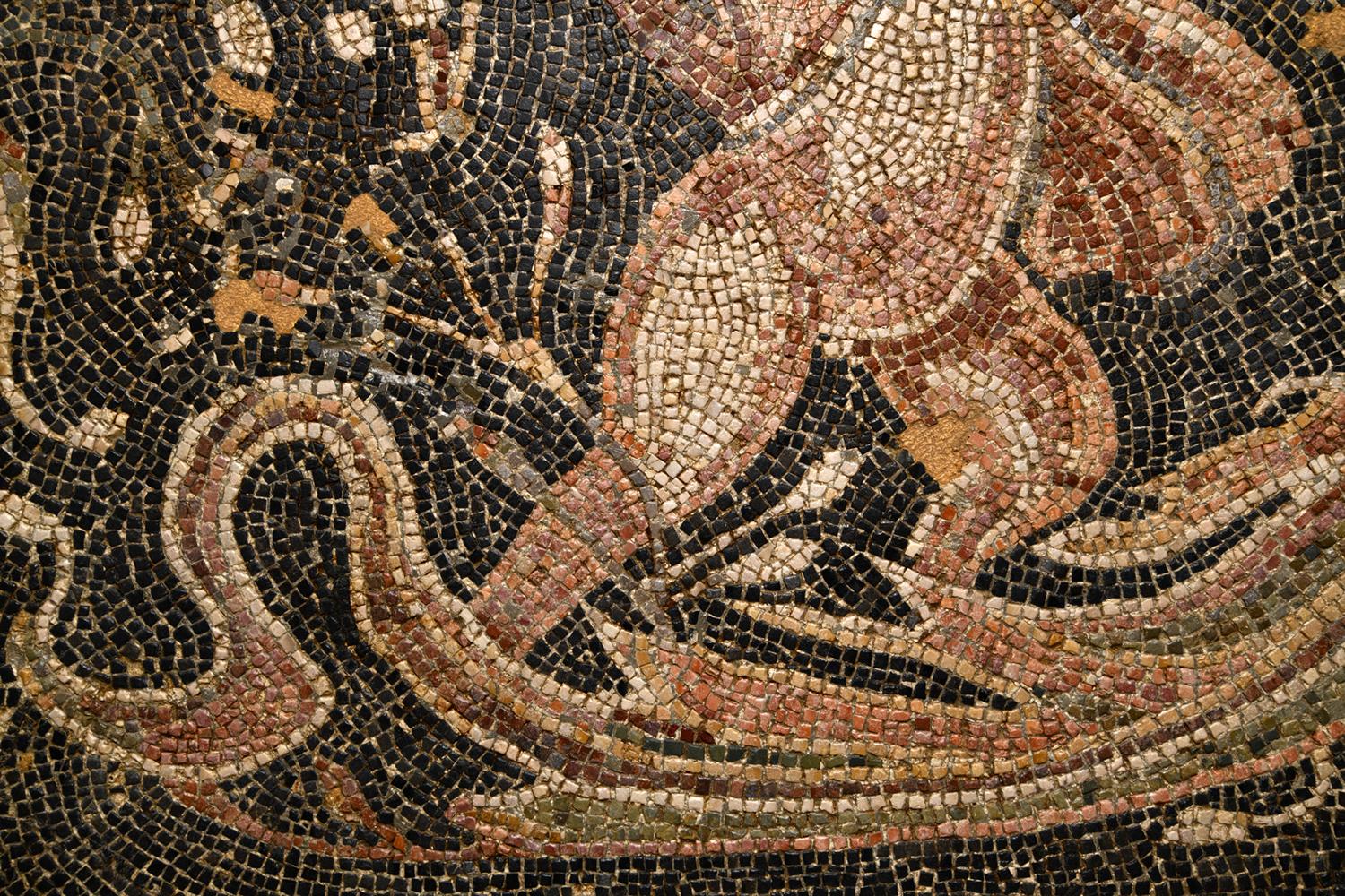Mosaico Antico pannello romano di mosaico in marmo raffigurante Eros in vendita