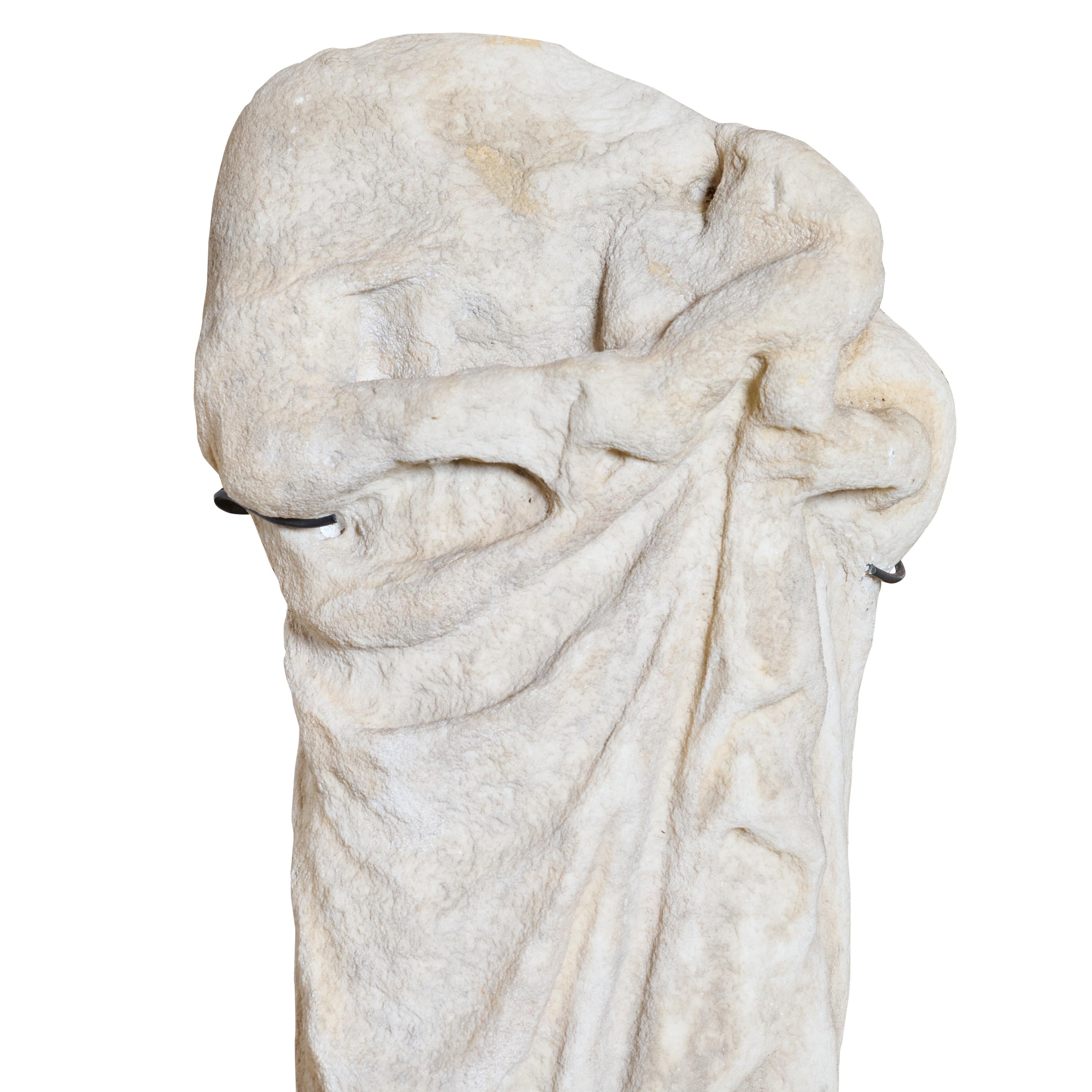Sculpture en marbre de l'Antiquité romaine. Comprend un support en fer personnalisé. C'est du vrai !