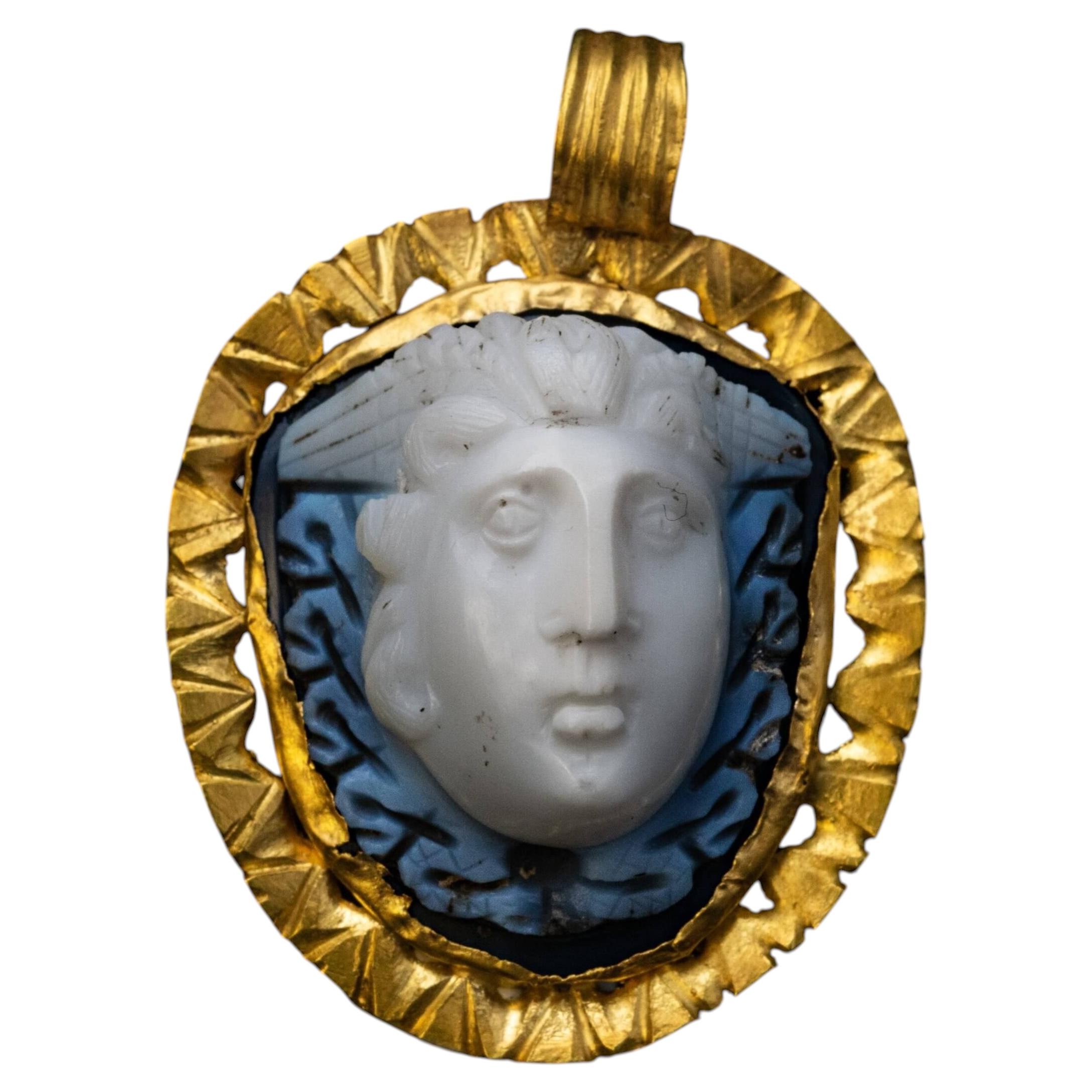 Cameo de Medusa de la Antigua Roma y colgante de oro, hacia el año 200 d. C. Ref.: 881015 en venta