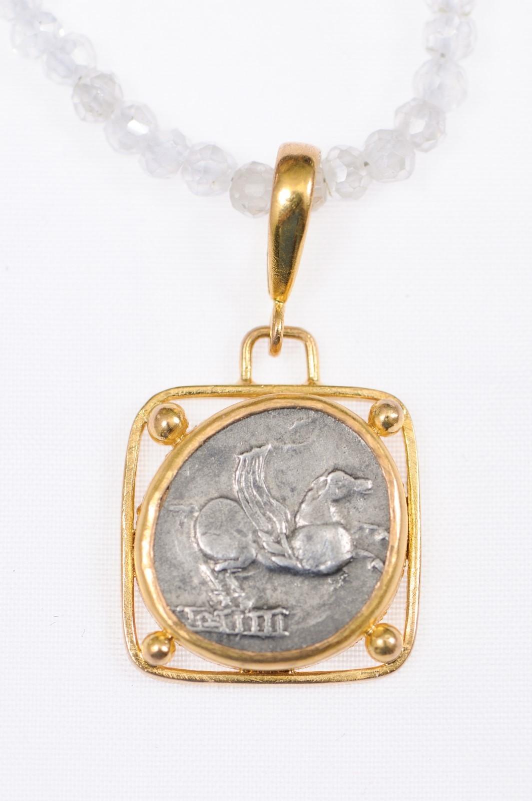 Pendentif en or 22k avec pièce de Pegasus de l'Antiquité romaine (pendentif uniquement) en vente 2