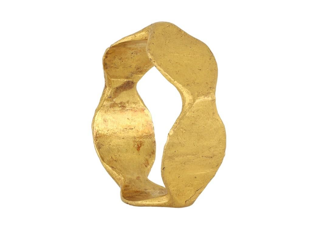 Ancient Roman pentagonal gold ring. A conforming pentagonal ring featuring five conjoined pointed oval panels with polished edges, approximately 8mm in width. Tested yellow gold, circa 43-410 AD.

This ring has an attractive patina, commensurate