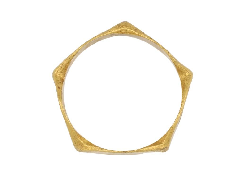 Ancient Roman Pentagonal Gold Ring, circa 43-410 AD In Good Condition In London, GB