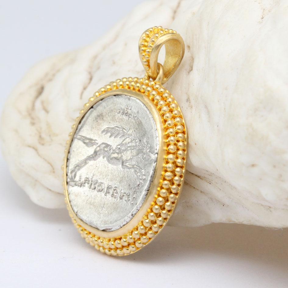 Antike römische Republik 1. Jahrhundert BC Galloping-Pferd Münze 18K Gold Anhänger (Klassisch-römisch) im Angebot