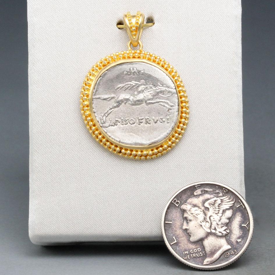 Antike römische Republik 1. Jahrhundert BC Galloping-Pferd Münze 18K Gold Anhänger im Zustand „Neu“ im Angebot in Soquel, CA
