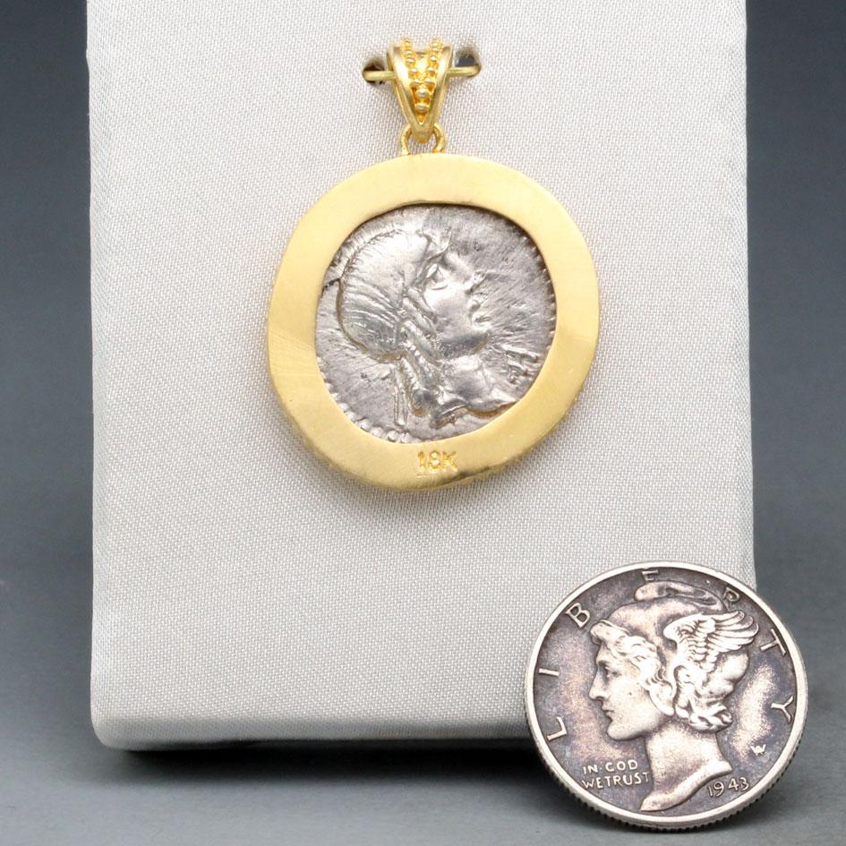 Antike römische Republik 1. Jahrhundert BC Galloping-Pferd Münze 18K Gold Anhänger für Damen oder Herren im Angebot
