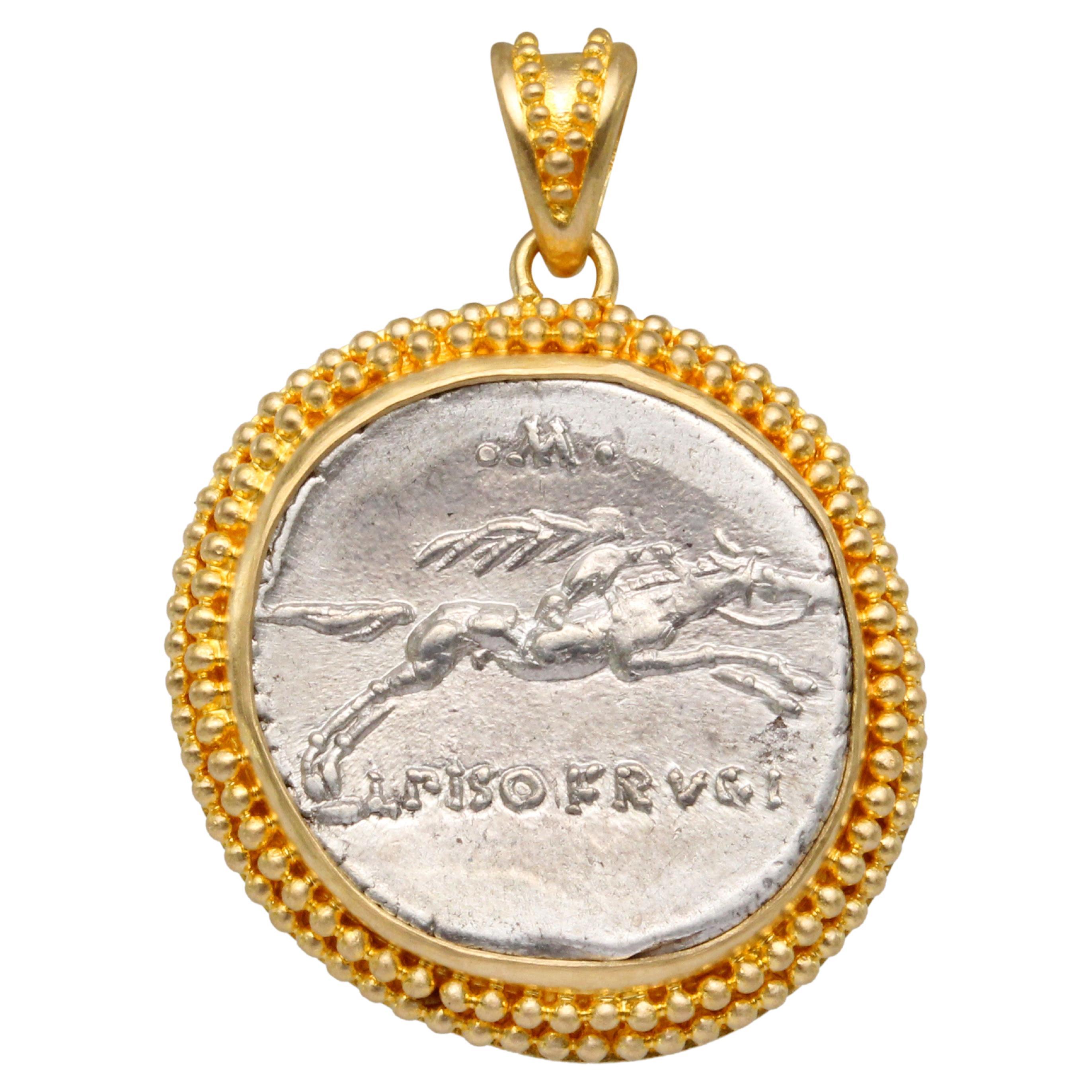 Antike römische Republik 1. Jahrhundert BC Galloping-Pferd Münze 18K Gold Anhänger im Angebot