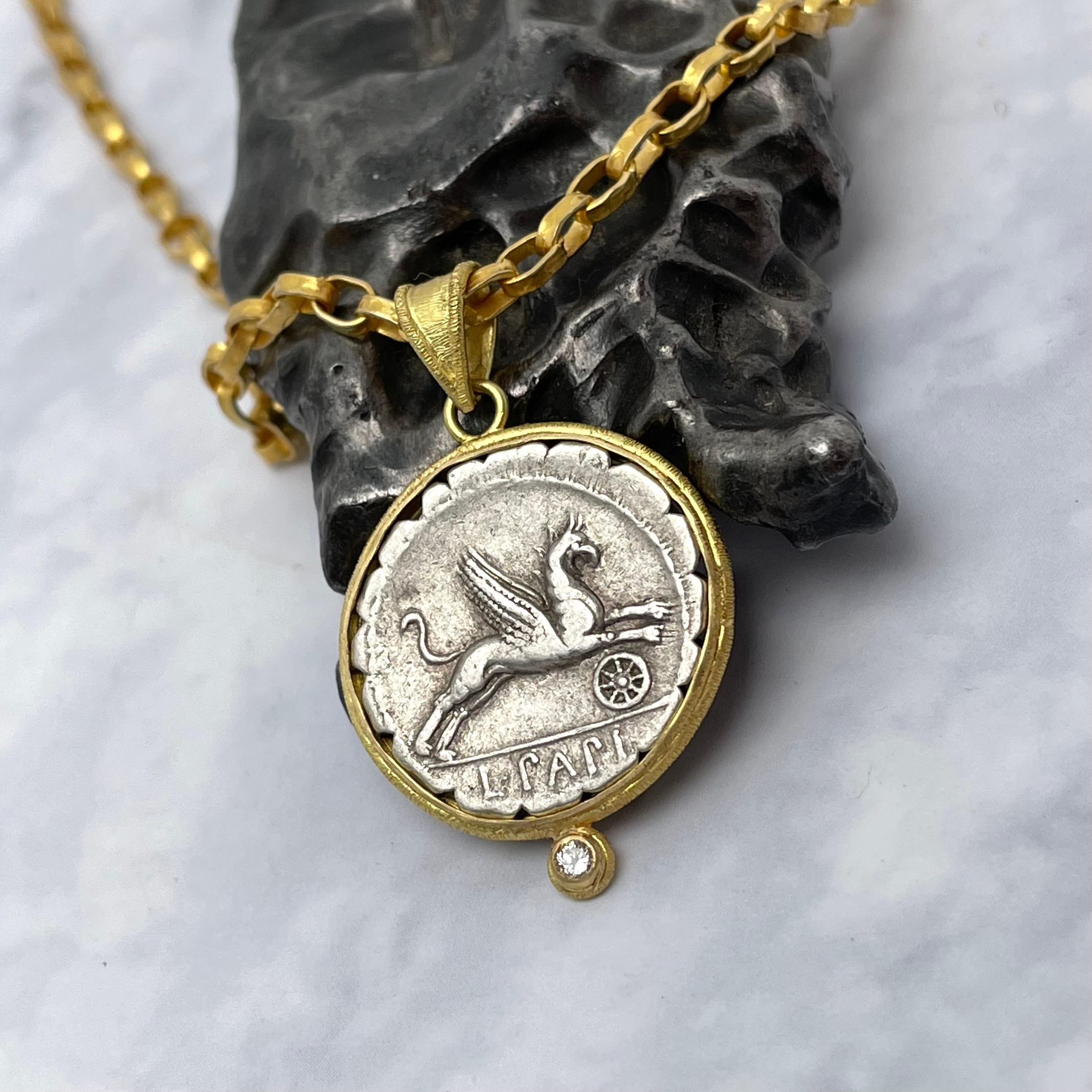 Ancienne République romaine 1er siècle avant J.-C. Pendentif en or 18 carats avec pièce de monnaie en forme de griffon et diamant  en vente 1
