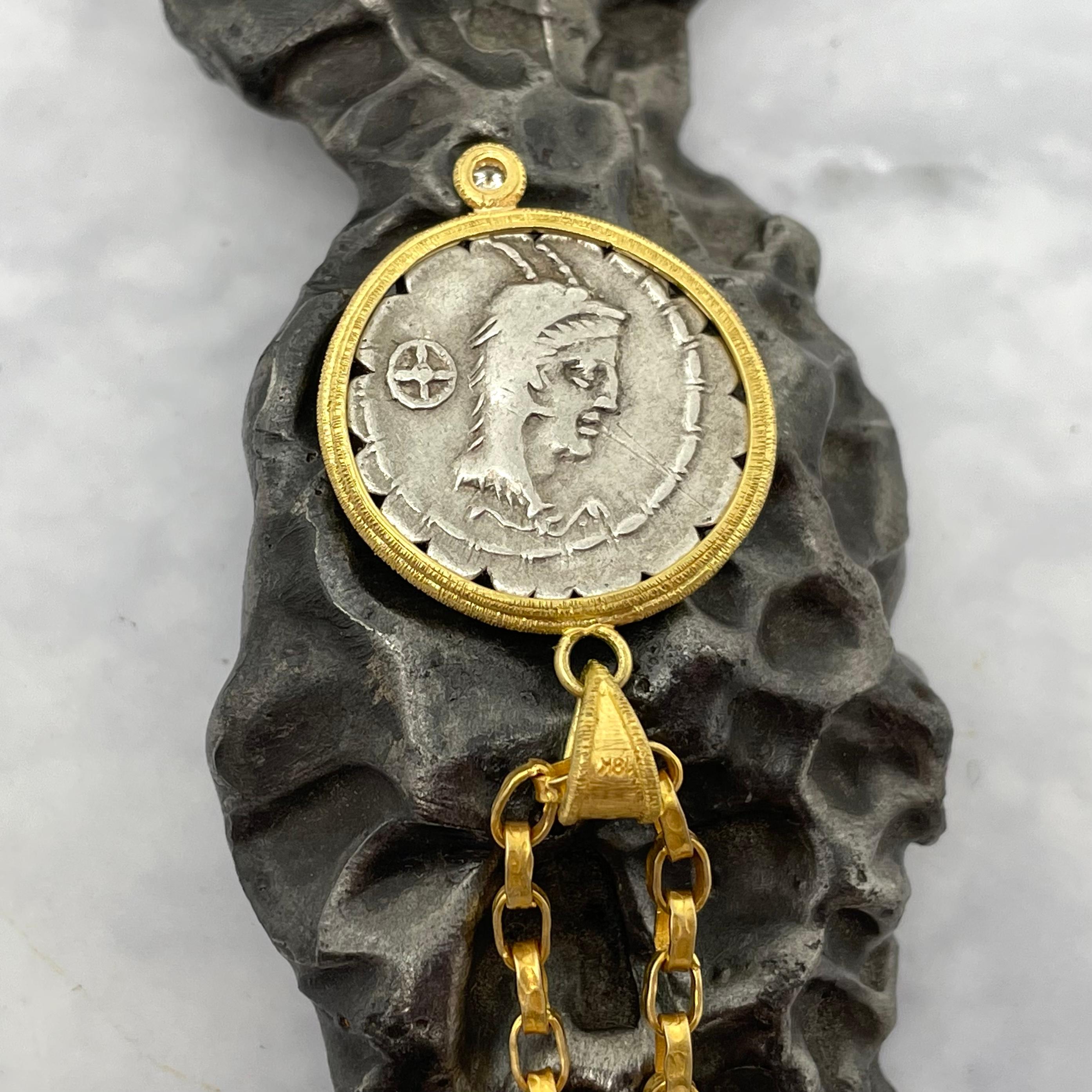 Ancienne République romaine 1er siècle avant J.-C. Pendentif en or 18 carats avec pièce de monnaie en forme de griffon et diamant  en vente 2