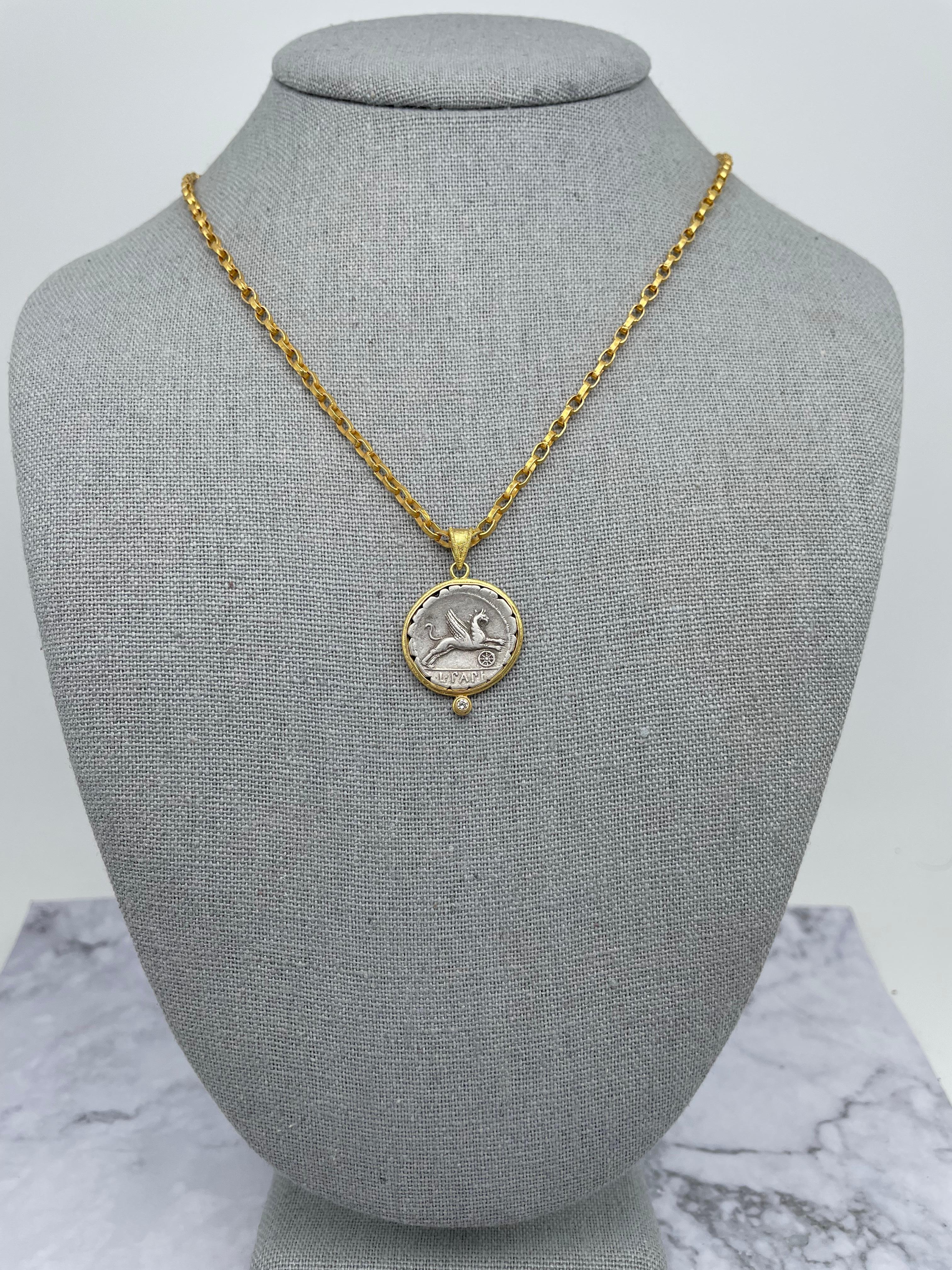 Ancienne République romaine 1er siècle avant J.-C. Pendentif en or 18 carats avec pièce de monnaie en forme de griffon et diamant  en vente 3