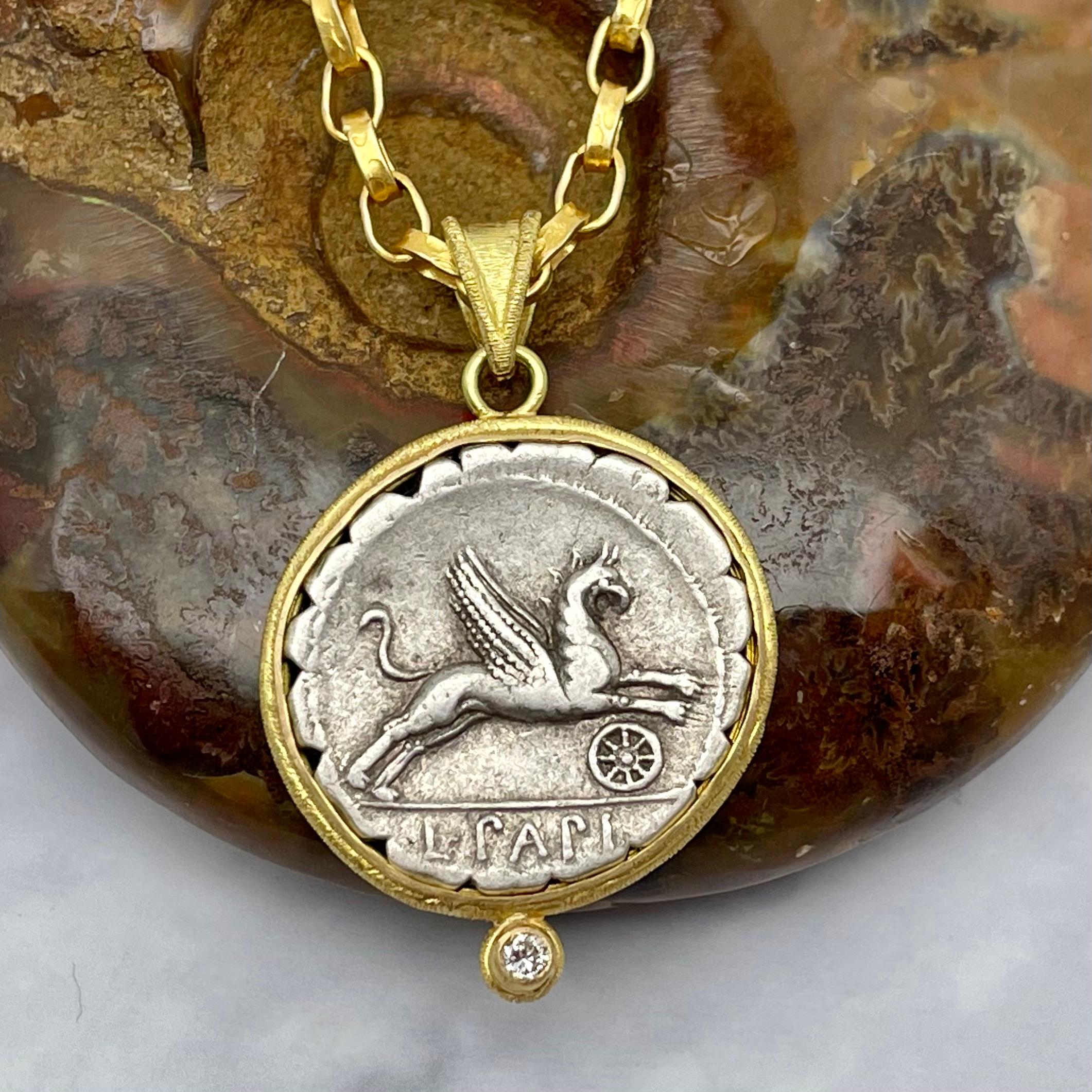 Taille rose Ancienne République romaine 1er siècle avant J.-C. Pendentif en or 18 carats avec pièce de monnaie en forme de griffon et diamant  en vente