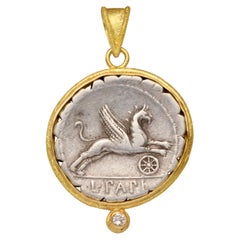 Ancienne République romaine 1er siècle avant J.-C. Pendentif en or 18 carats avec pièce de monnaie en forme de griffon et diamant 