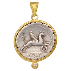 Antigua República Romana Siglo I a.C. Colgante de oro de 18 quilates con moneda de grifo y diamantes