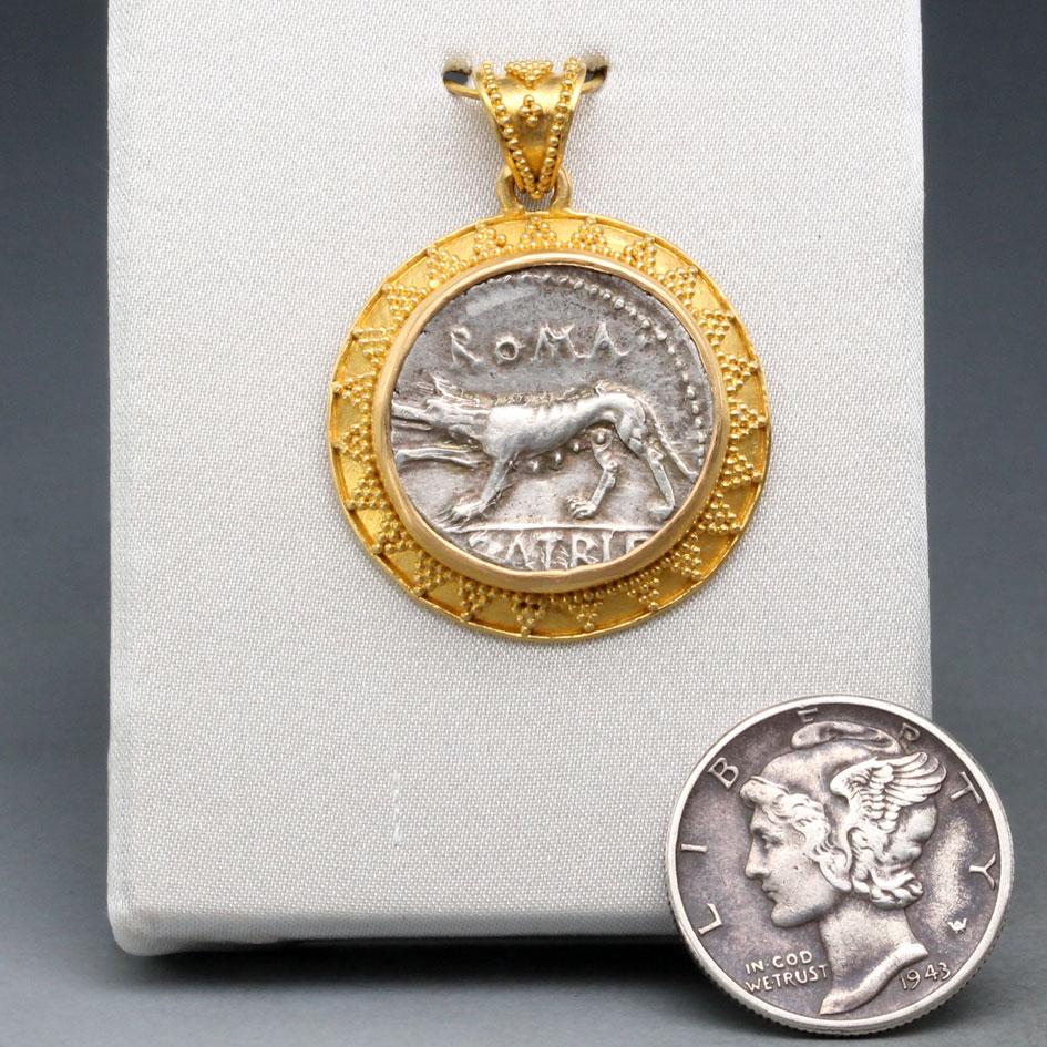 Cette authentique pièce de monnaie en argent frappée en 77 av. J.-C. sous l'autorité de P. Satrienus, monnayeur républicain romain, représente une louve tournée vers la gauche, en référence à la louve, mère nourricière de Romulus et de Remus dans la