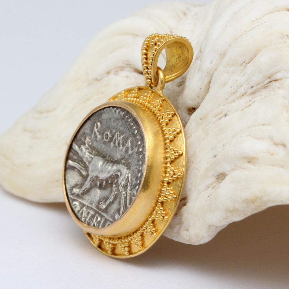 Ancient Roman Republic 1st Century BC Wolf Coin 22k Gold Pendant In New Condition For Sale In Soquel, CA