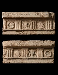 Fragmente eines architektonischen Frieses aus altem römischen Sandstein