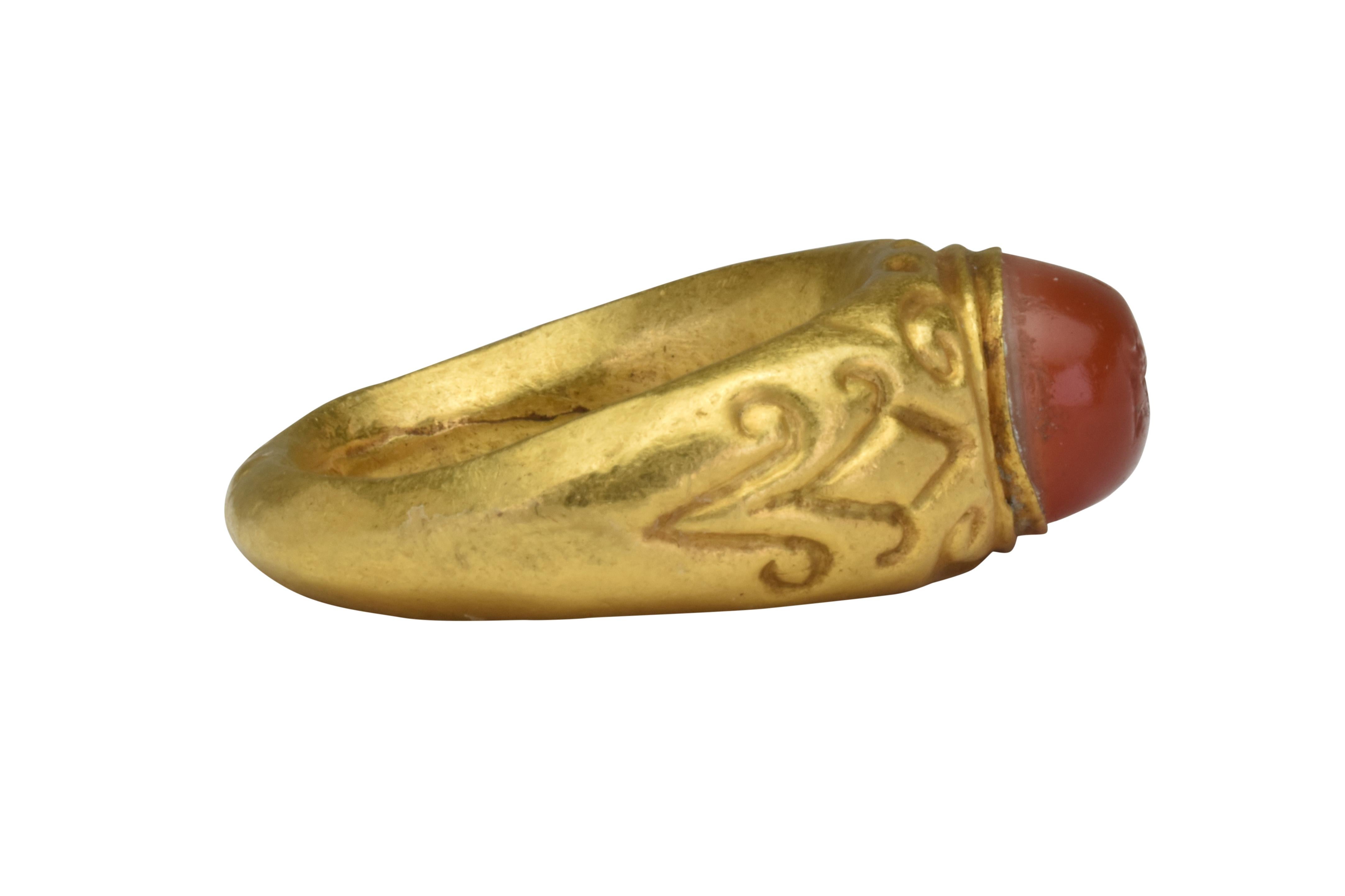 Ancient Roman Signet Gold Ring with Carnelian Intaglio In Good Condition In London, GB