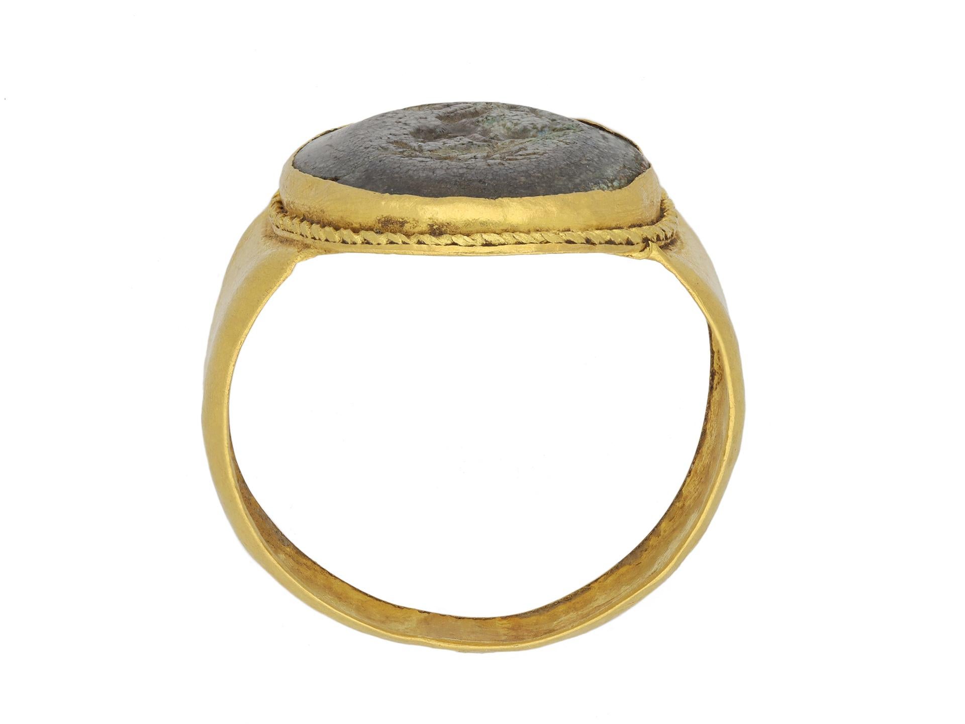 Ancient Roman signet ring, circa 2nd century AD. In Good Condition For Sale In London, GB