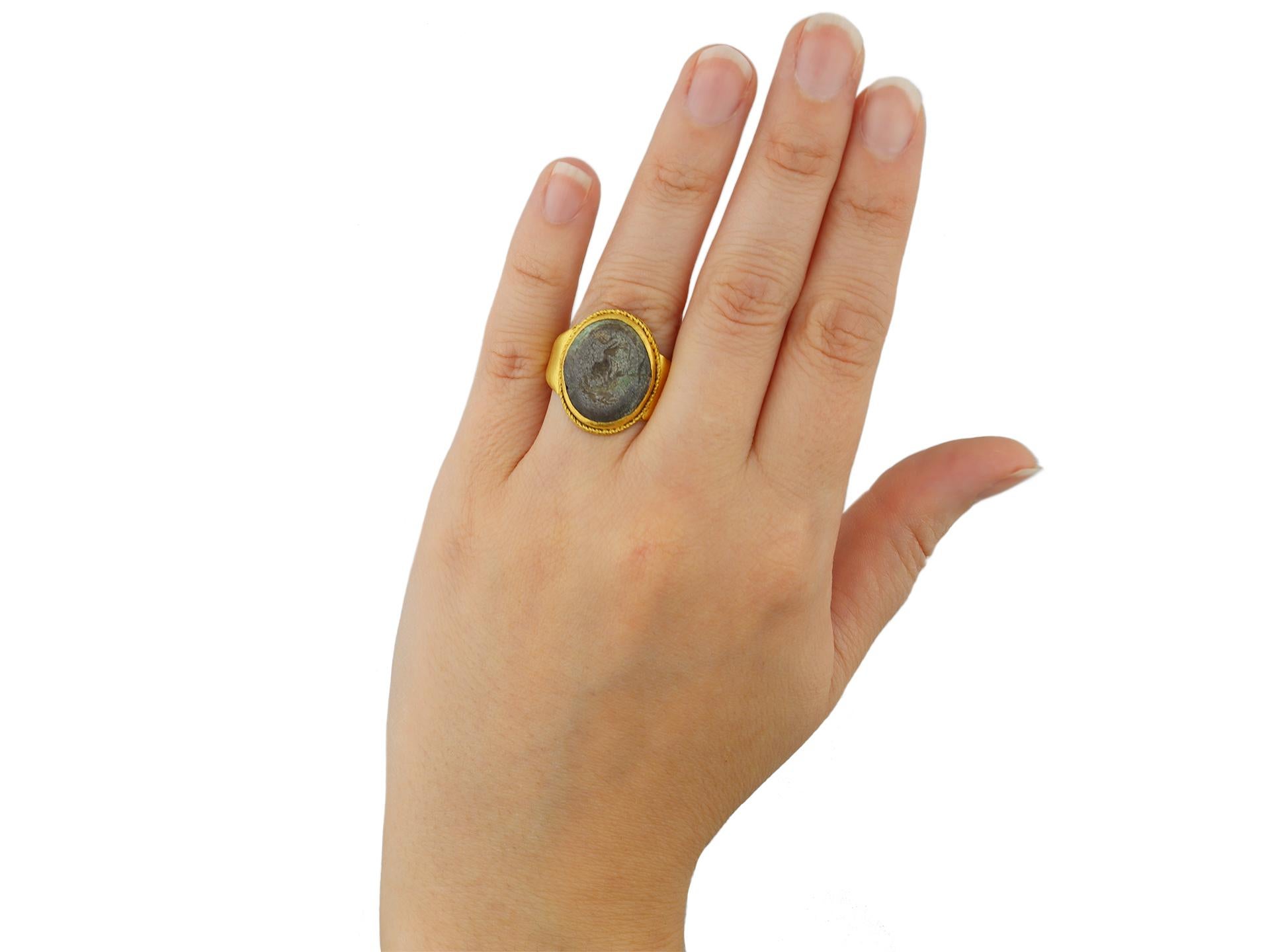 Ancient Roman signet ring, circa 2nd century AD. For Sale 2