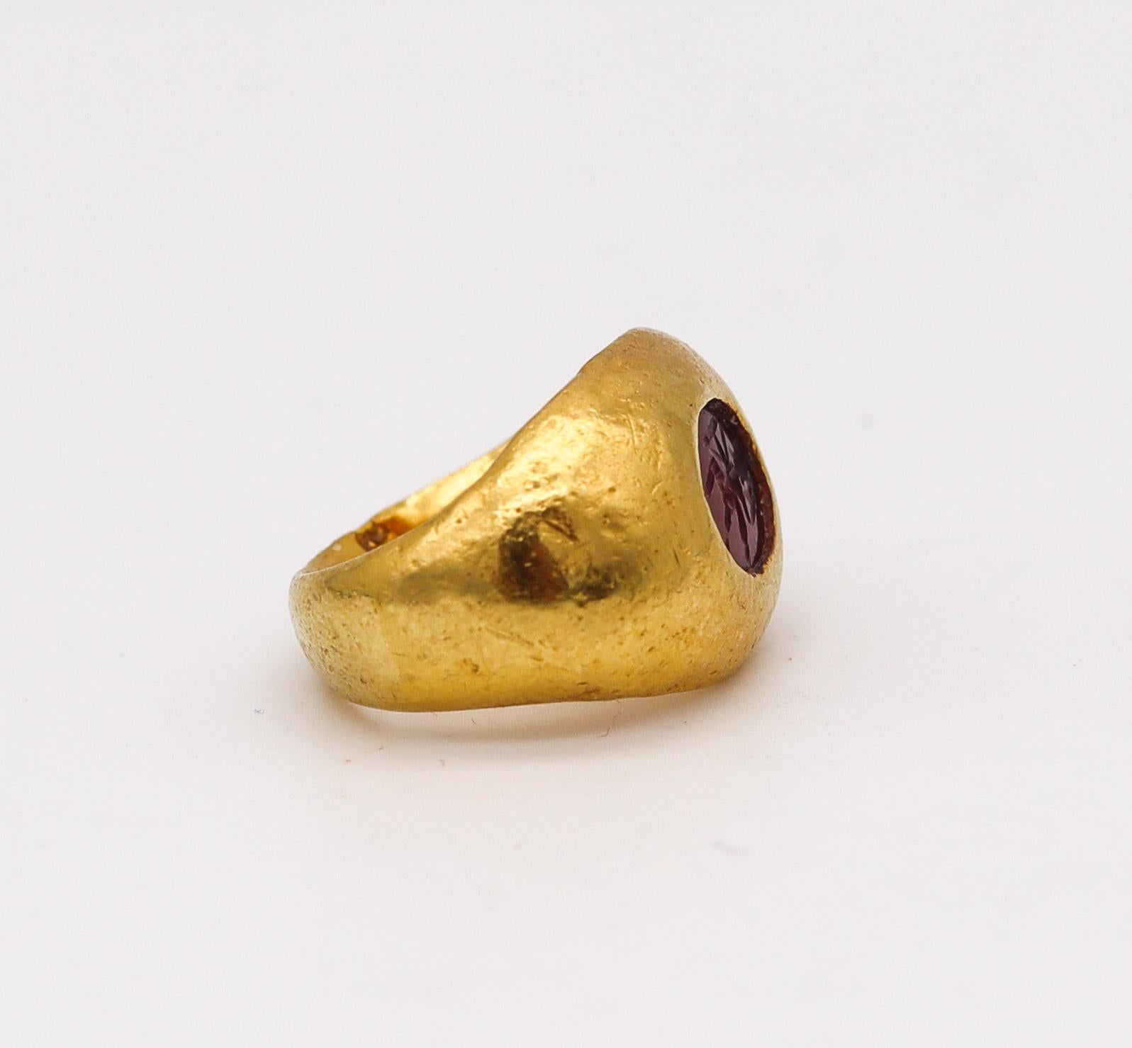Ancient Rome 100 AD Signet Intaglio Ring 22Kt Yellow Gold with Carved Carnelian In Good Condition In Miami, FL