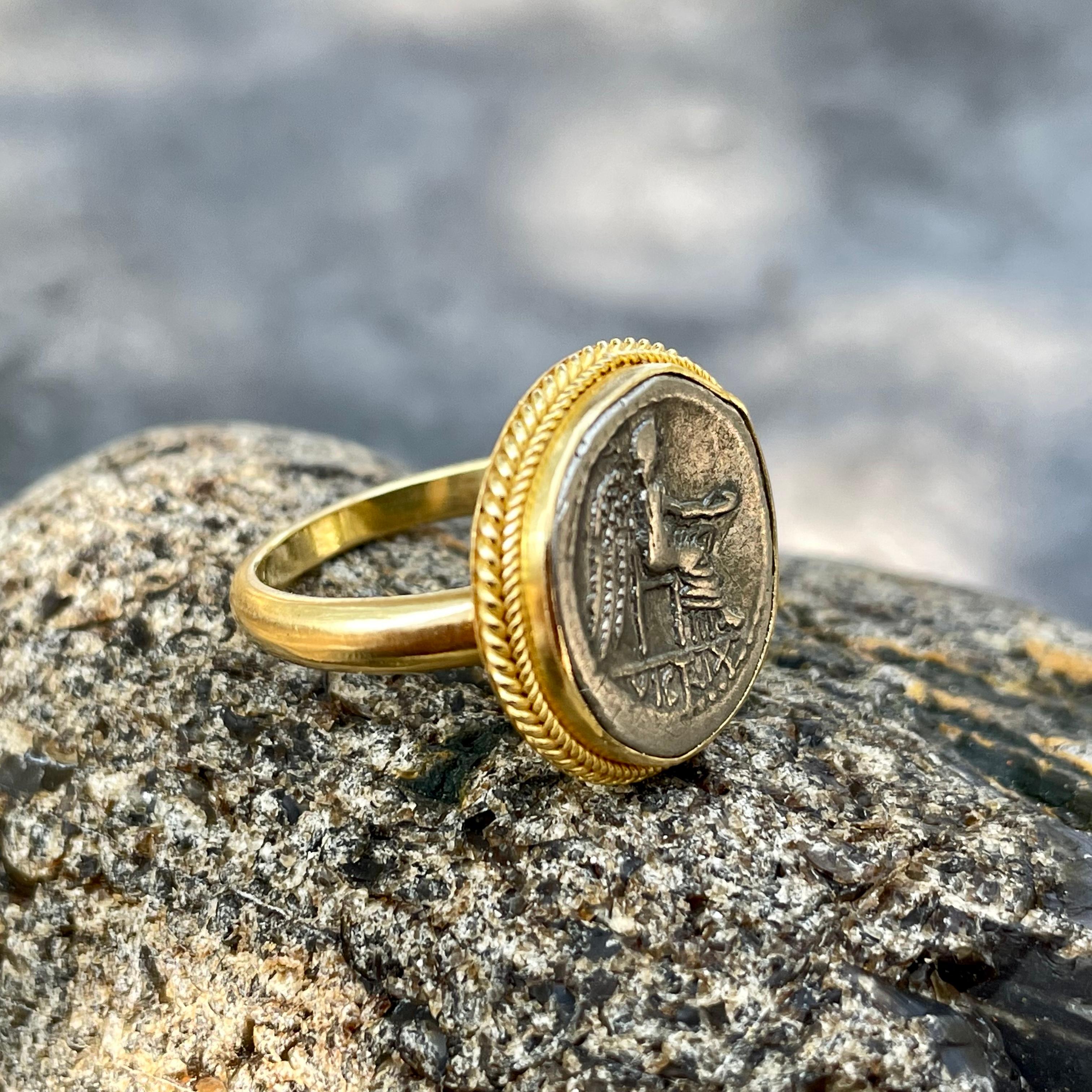 Ancient Rome 1st Century BC Goddess Victoria Coin 18K Gold Ring In New Condition For Sale In Soquel, CA