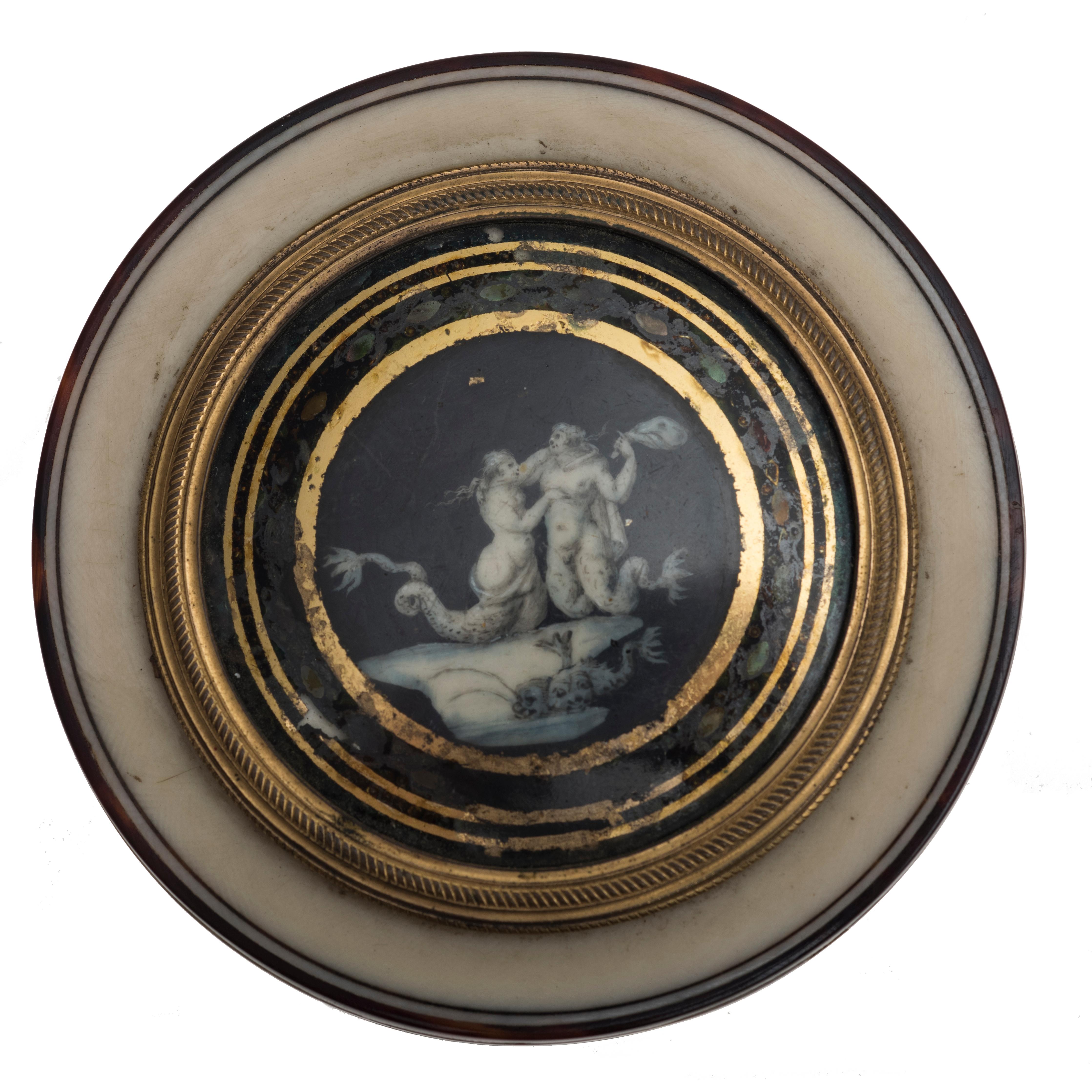 Italian Ancient Round Box in Bone, Turtle and Gold with Mythological Scene, circa 1805 For Sale