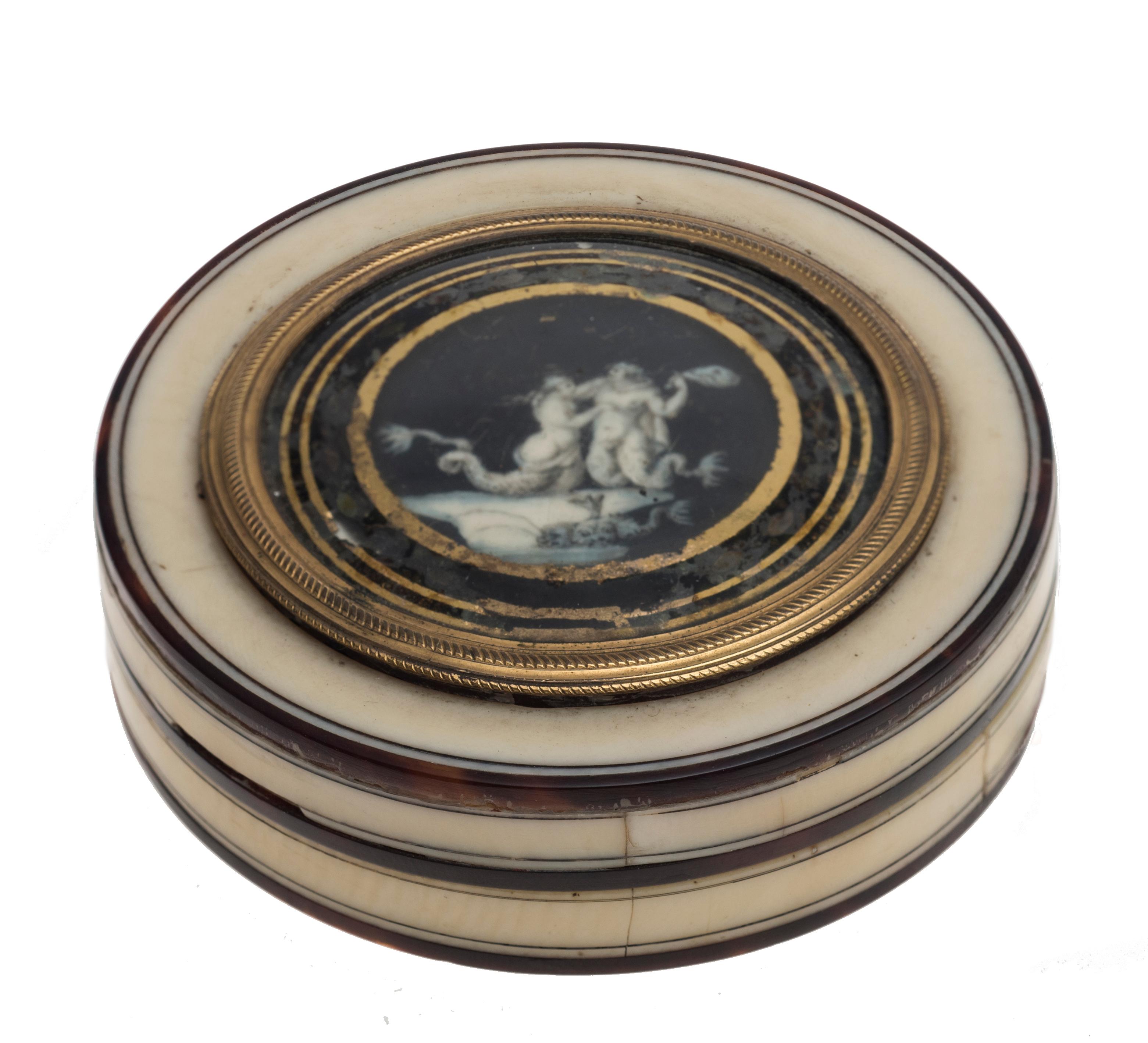 Boîte ronde ancienne en os, tortue et or avec scène mythologique, vers 1805 Bon état - En vente à Roma, IT