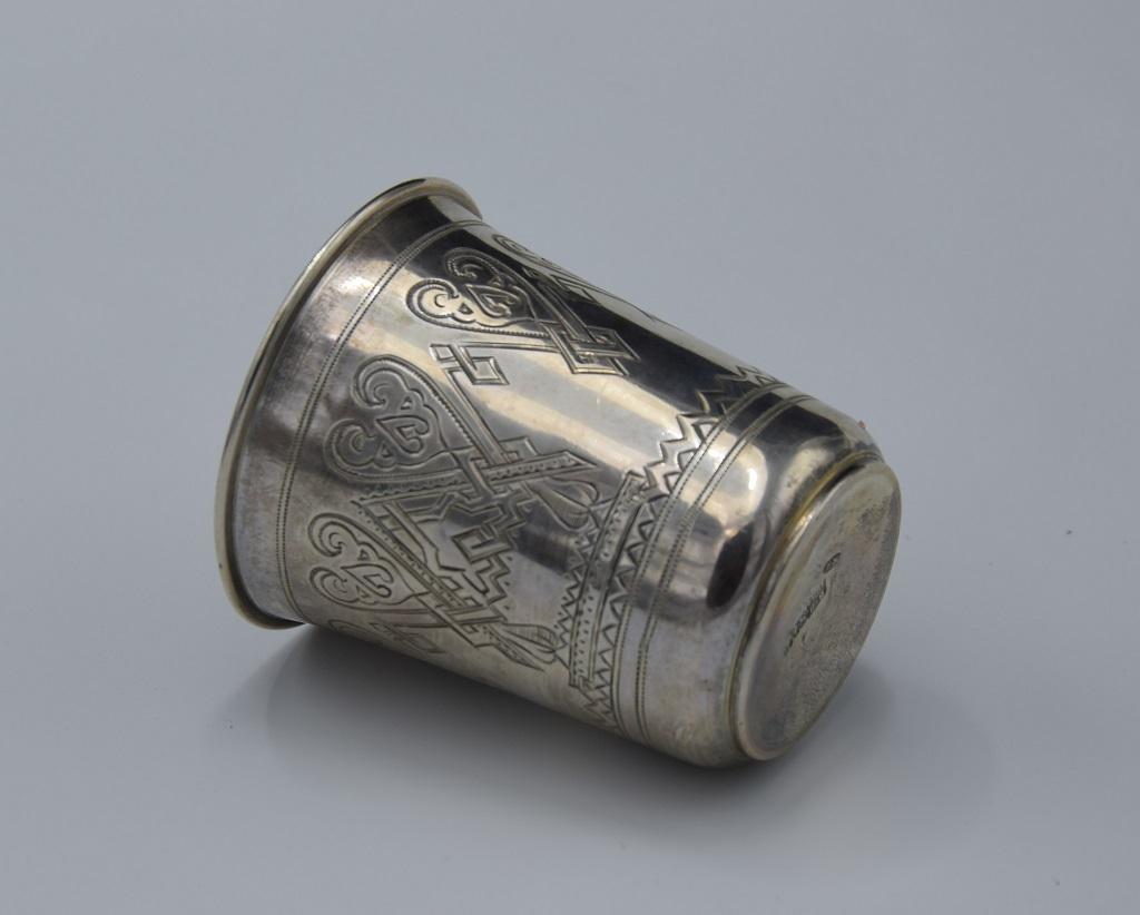 Russian silver vodka shot glass is a precious decorative object realized by Russian manufacturer in 1884.

Marked under the base. Gr. 52

Include green suitcase and label of the silverware store in Rome.

In good conditions.
 