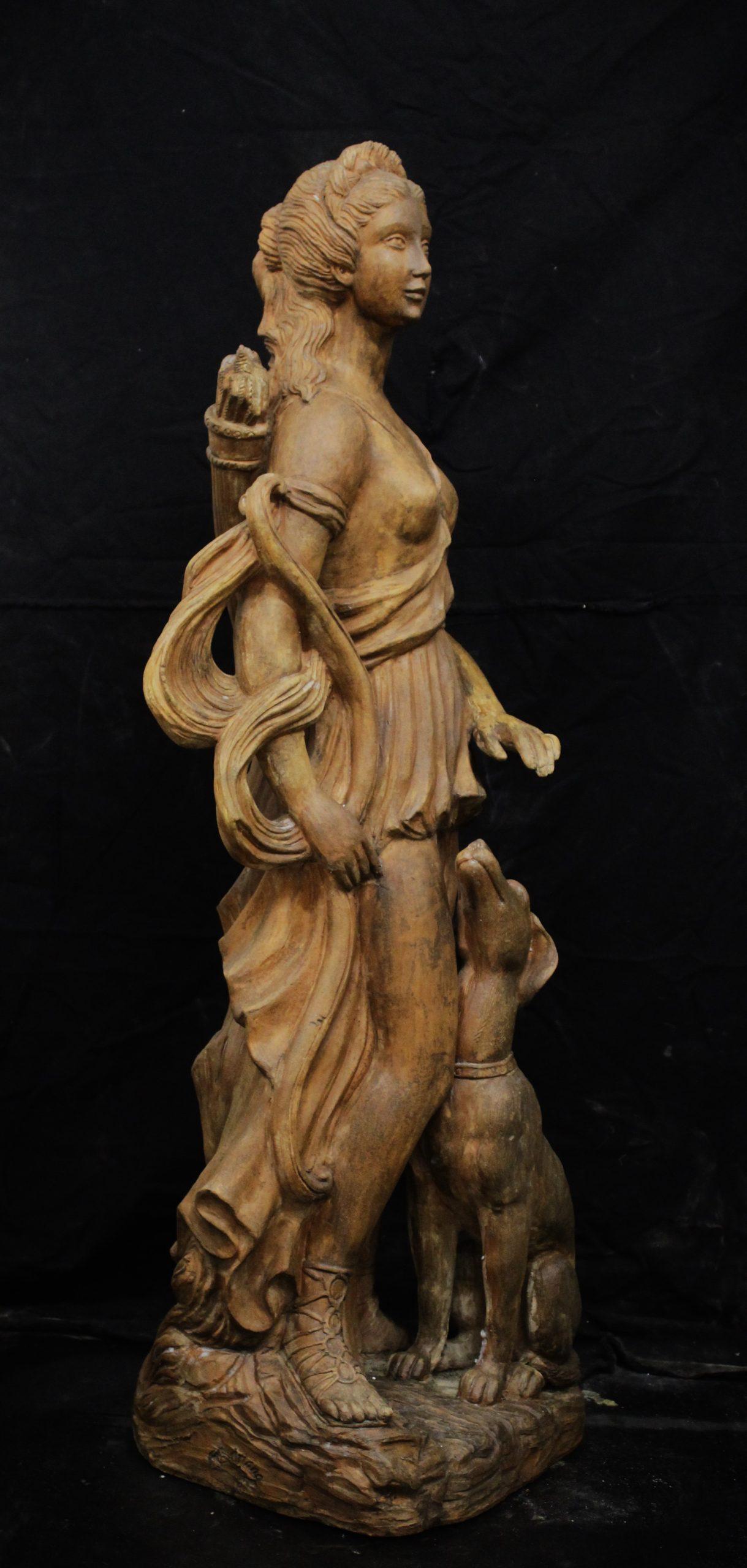 Escultura antigua de Diana cazadora en terracota en Bueno estado para la venta en Rome, IT