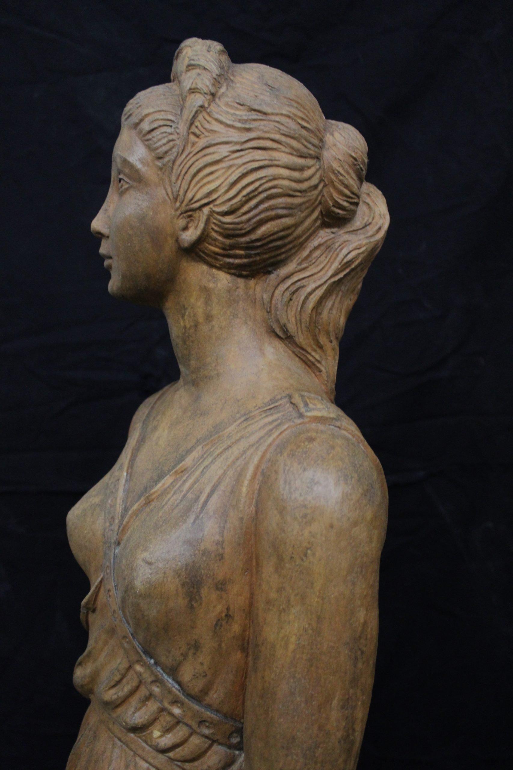 Escultura antigua de Diana cazadora en terracota siglo XX en venta