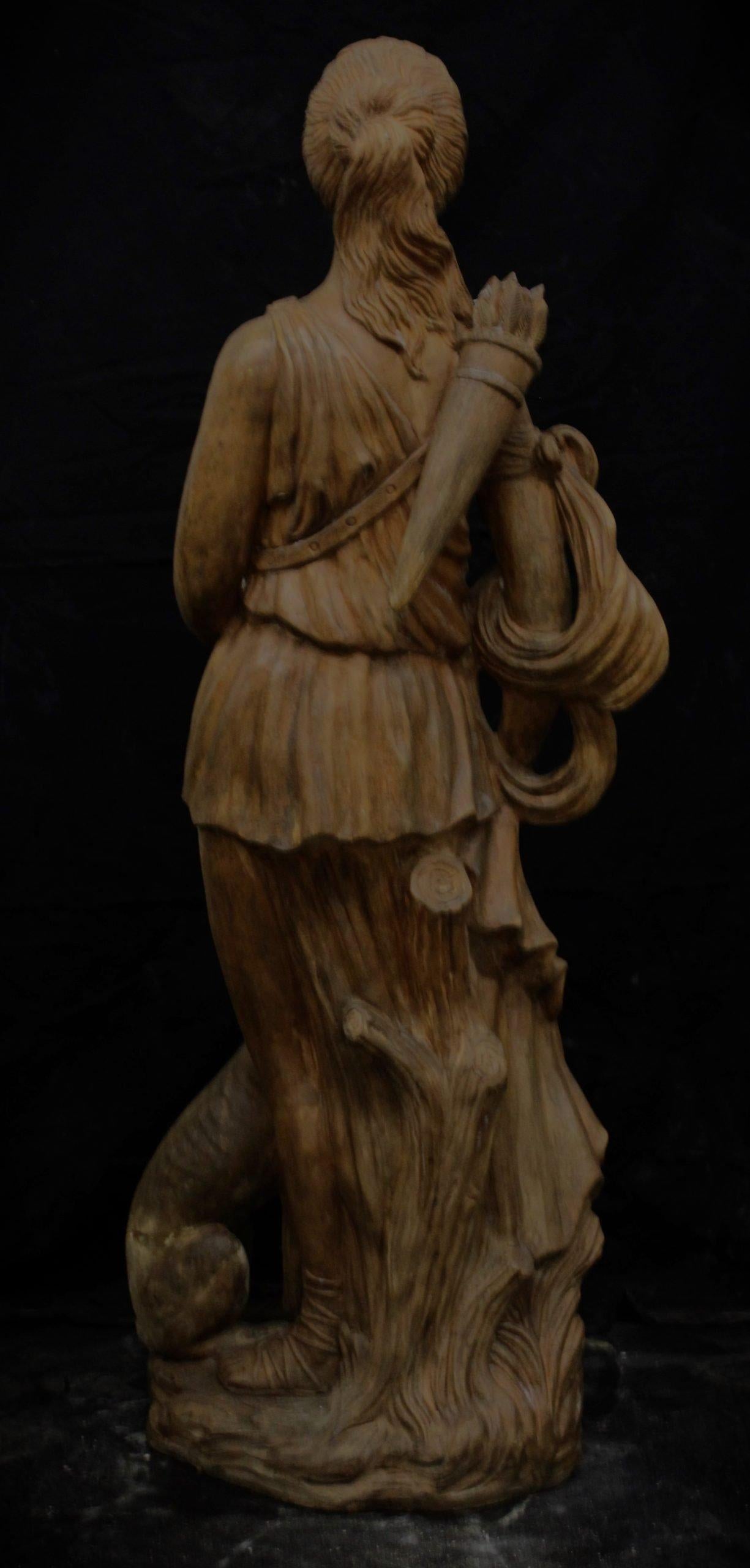 Escultura antigua de Diana cazadora en terracota en venta 1