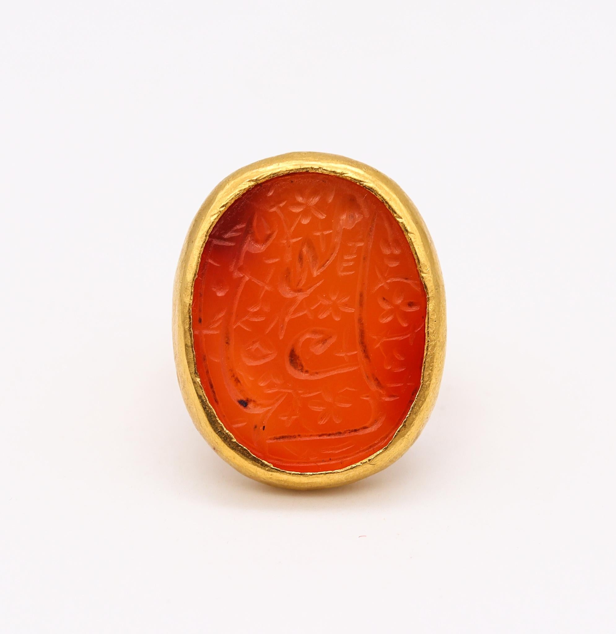 Taille cabochon Bague sceau antique en or jaune 18 carats martelé avec intaille en cornaline sculptée