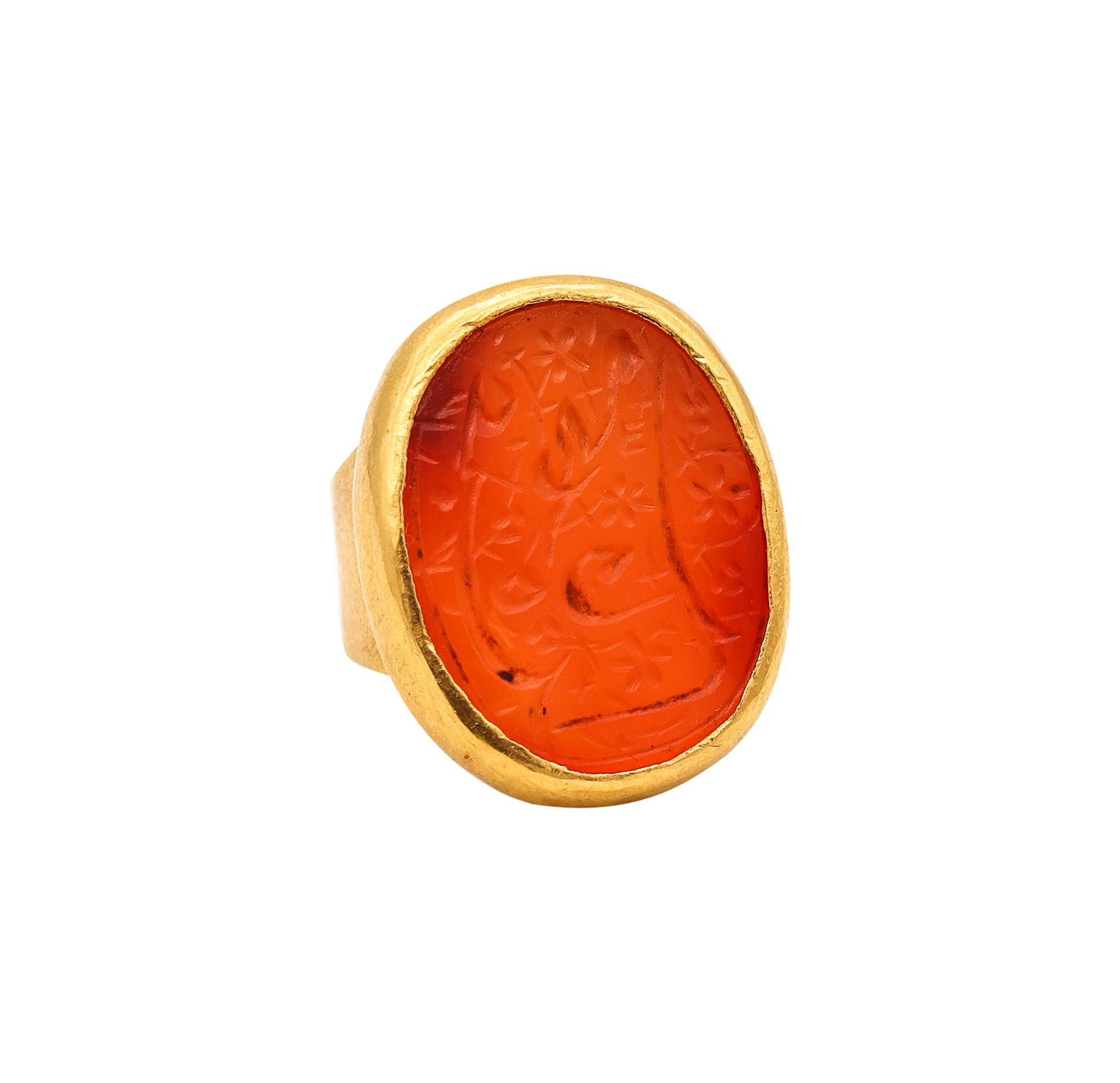 Ancient Seal Ring In Hammered 18Kt Yellow Gold With Carved Carnelian Intaglio In Excellent Condition In Miami, FL