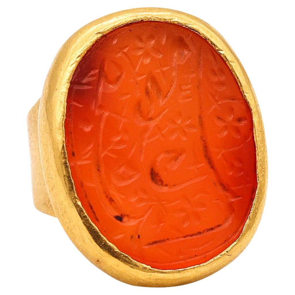 Bague sceau antique en or jaune 18 carats martelé avec intaille en cornaline sculptée