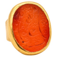 Bague sceau antique en or jaune 18 carats martelé avec intaille en cornaline sculptée