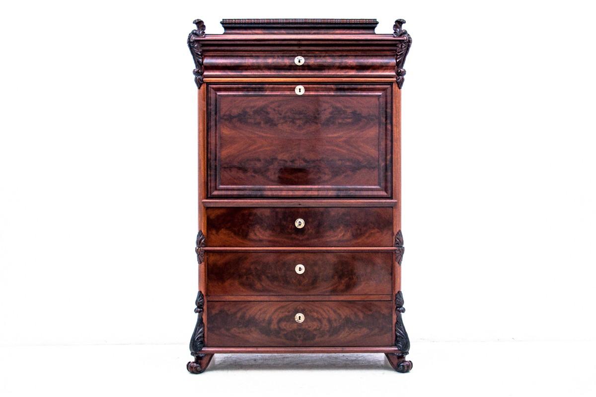 Eindrucksvoller Sekretär aus der Mitte des 19. Jahrhunderts im Biedermeier-Stil. Antike Möbel mit einer schöneren Form A bringen Eleganz in jedes Interieur. Das repräsentative, auf Funktionalität ausgerichtete Möbelstück verfügt über eine