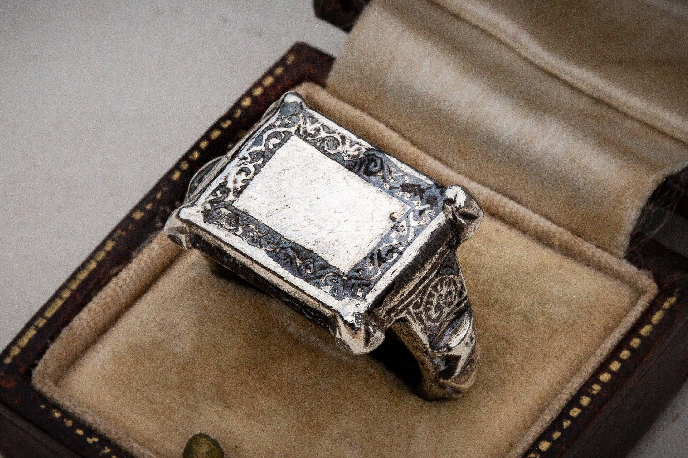 Very Rare Antique Seljuk ‘Selçuklu’ Period Niello & Silver Islamic Ring

This incredible piece dates to the 11-13th century Seljuk/Seljuq dynasty. The rectangular bezel features an ornately chisel cut and nielloed border of scrolled, arabesque